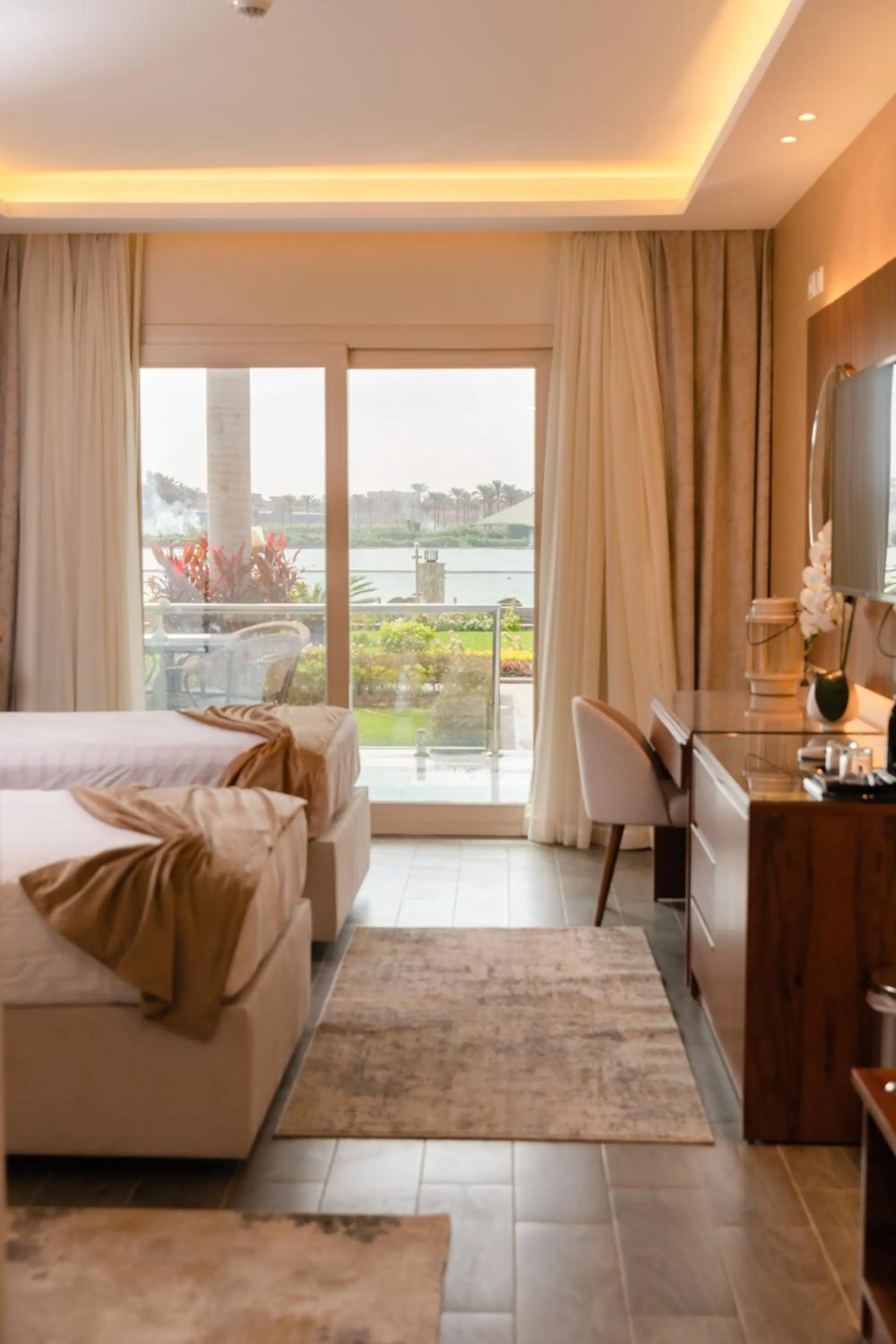 Balcony/Terrace, Bed in Nile Club hotel
