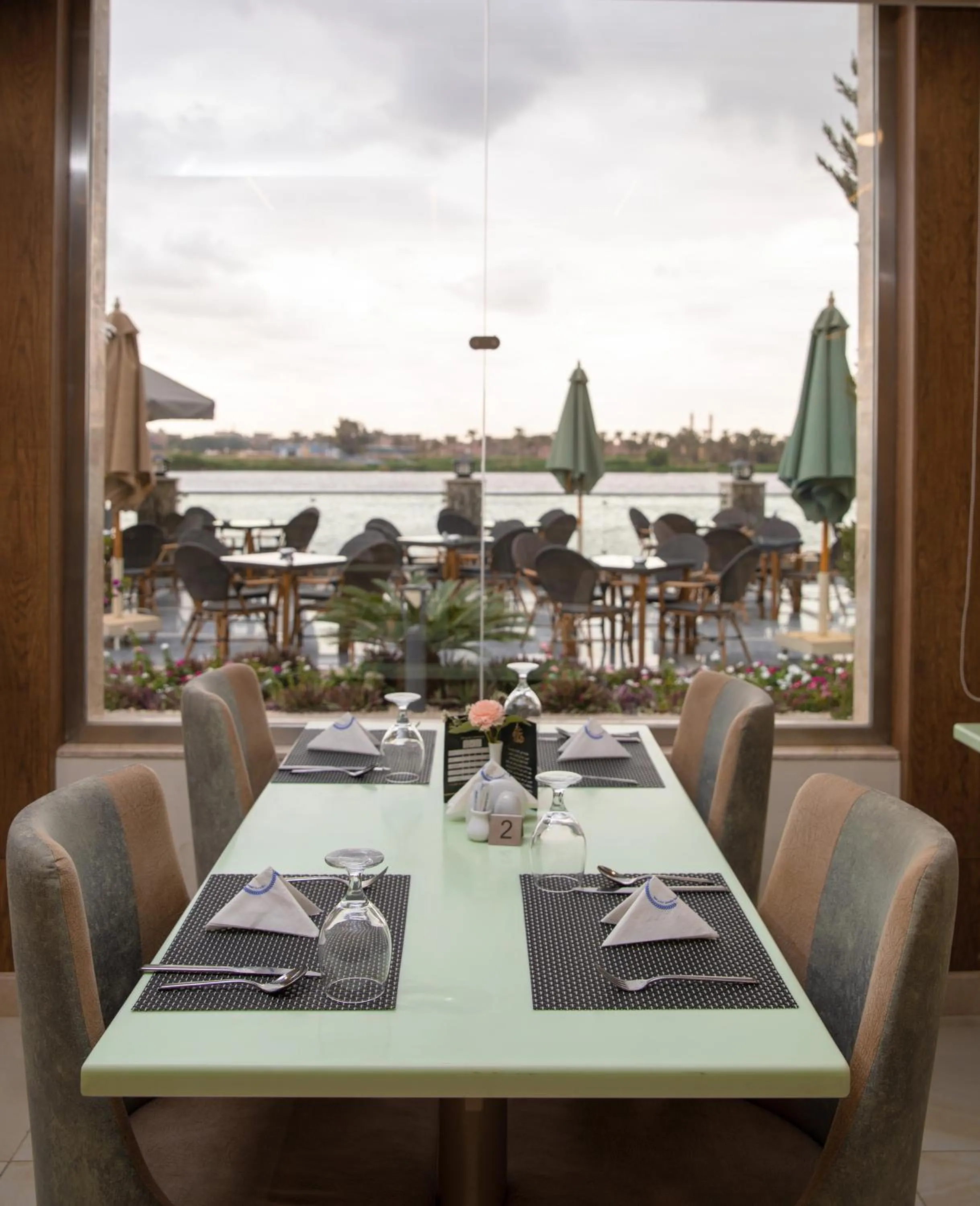 Restaurant/places to eat in Nile Club hotel