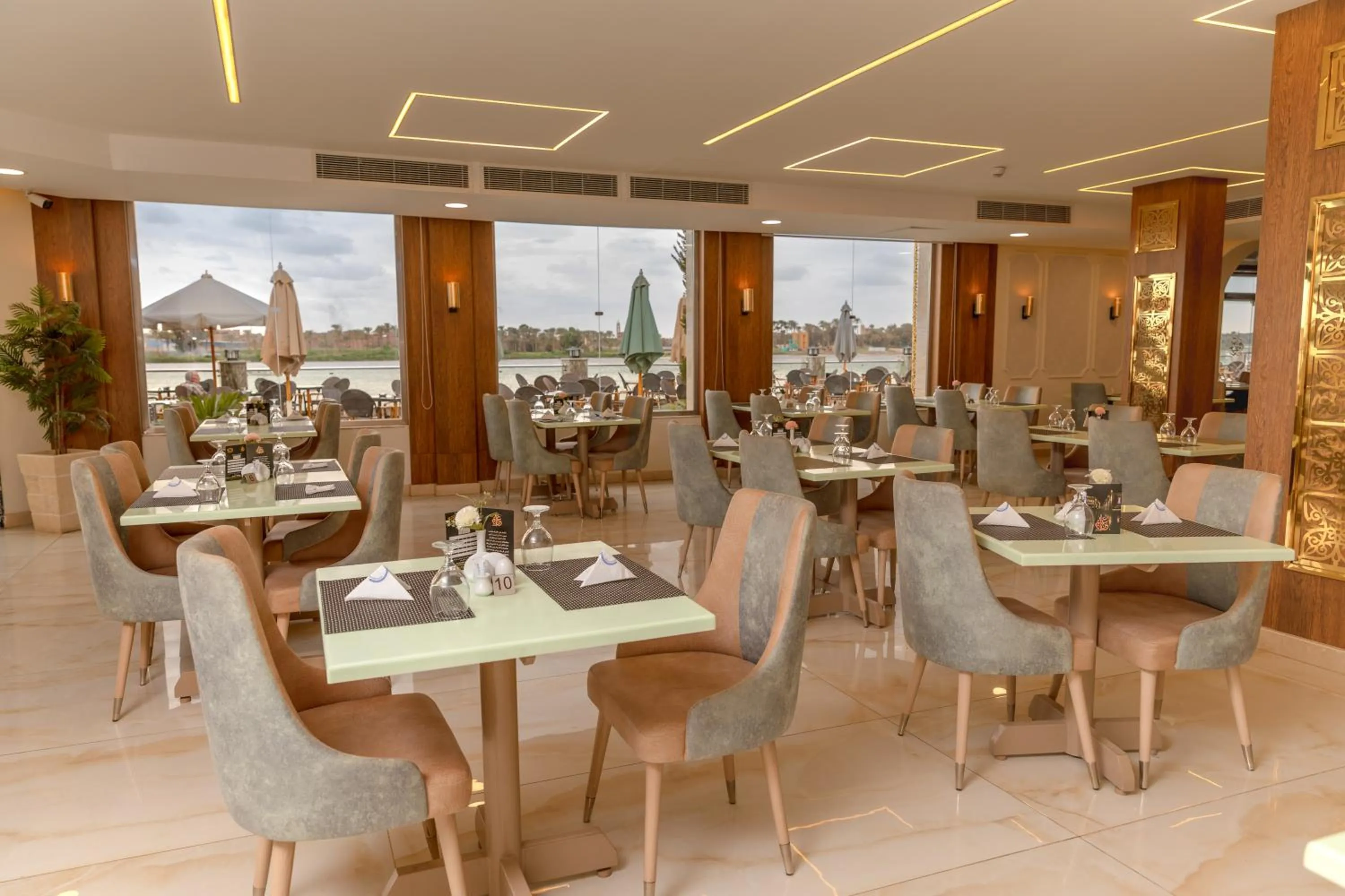 Restaurant/places to eat in Nile Club hotel