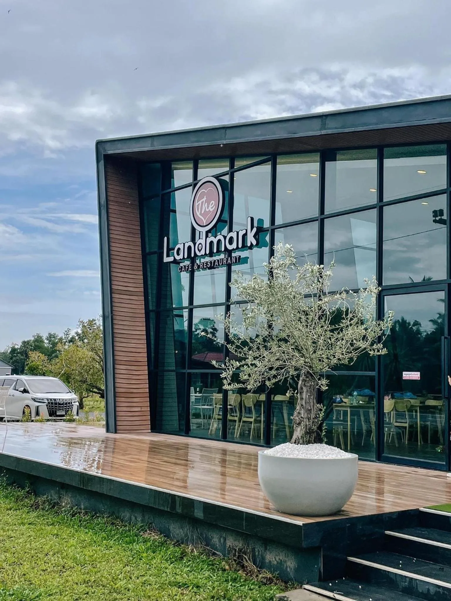 Restaurant/places to eat in The Landmark Resort And Villa