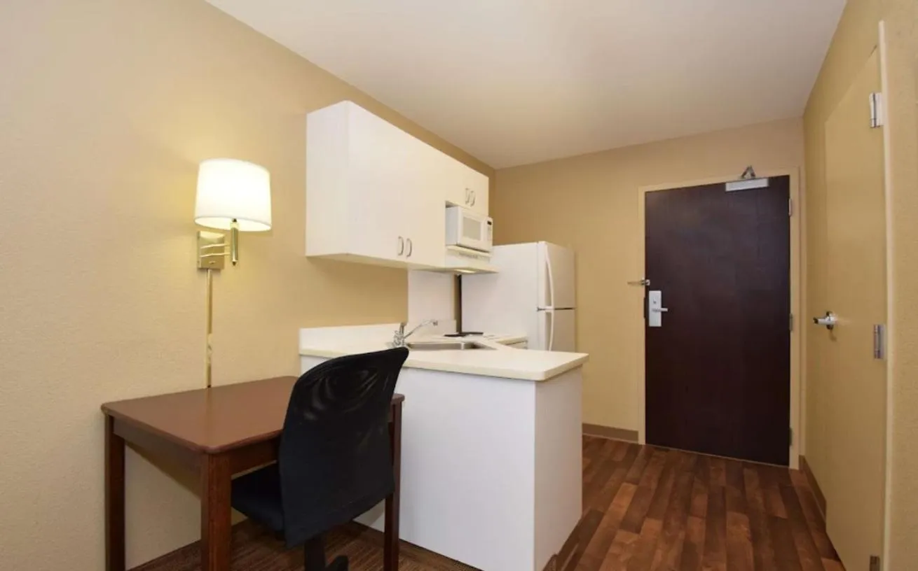 Kitchen/Kitchenette in Extended Stay America Suites - Detroit - Southfield - I-696