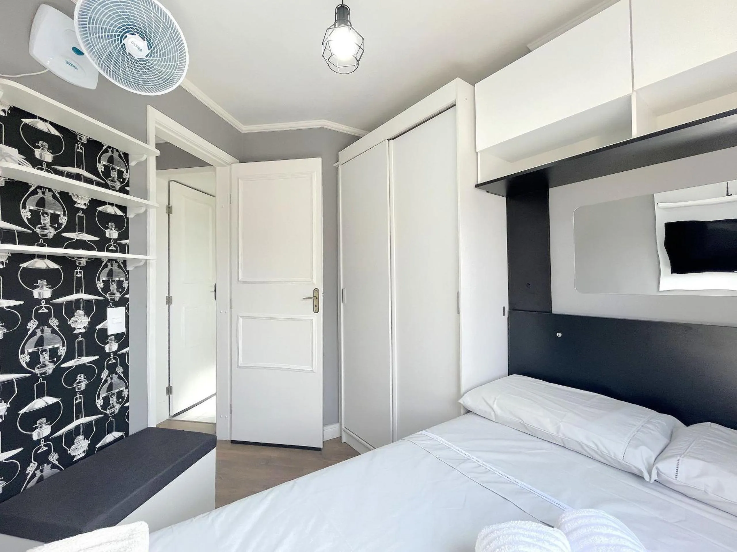 Photo of the whole room, Bed in Ed. Charlie Chaplin | Prédio no coração de Curitiba | Gonzaga Stays