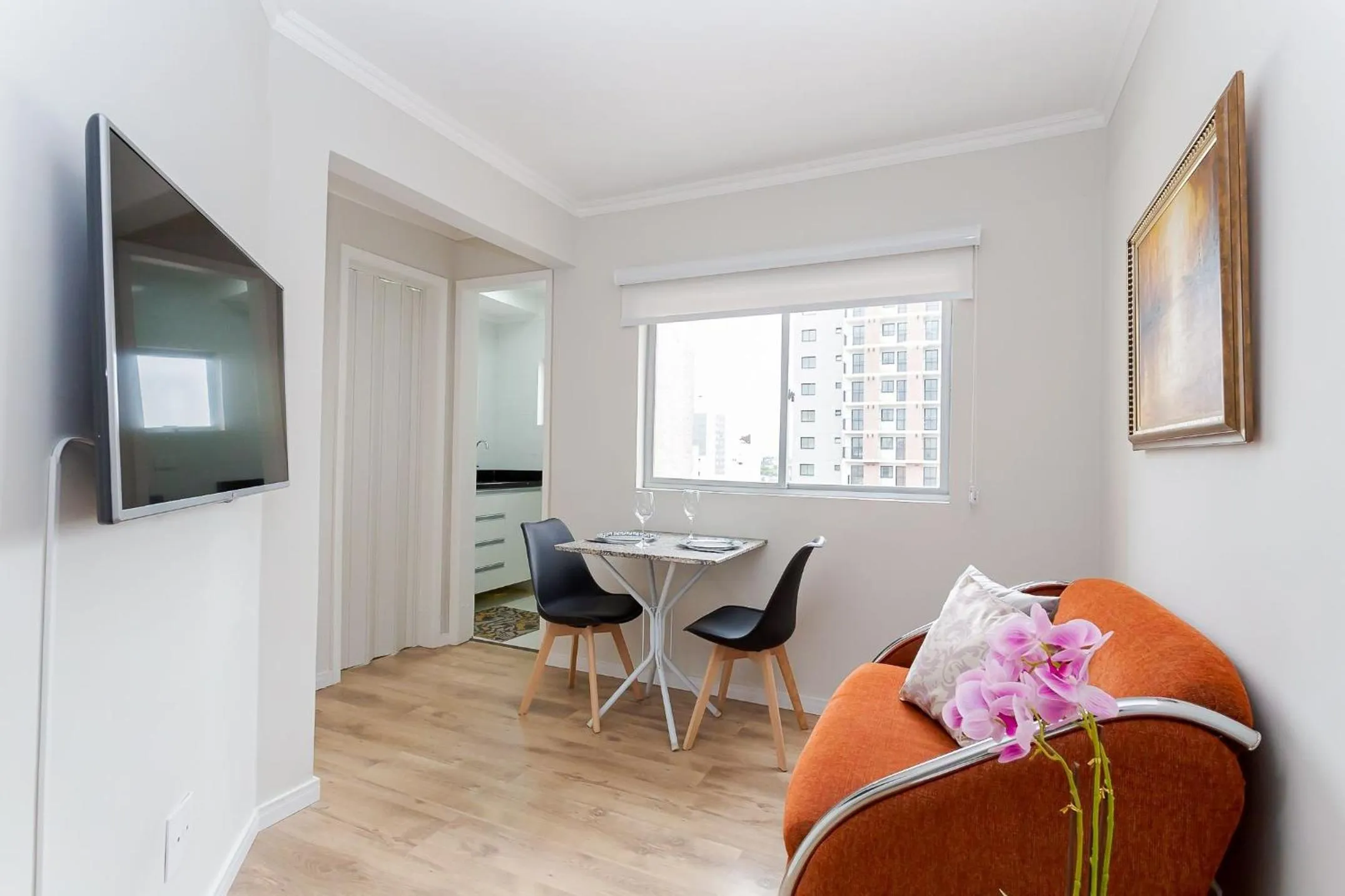 Living room in Ed. Charlie Chaplin | Prédio no coração de Curitiba | Gonzaga Stays