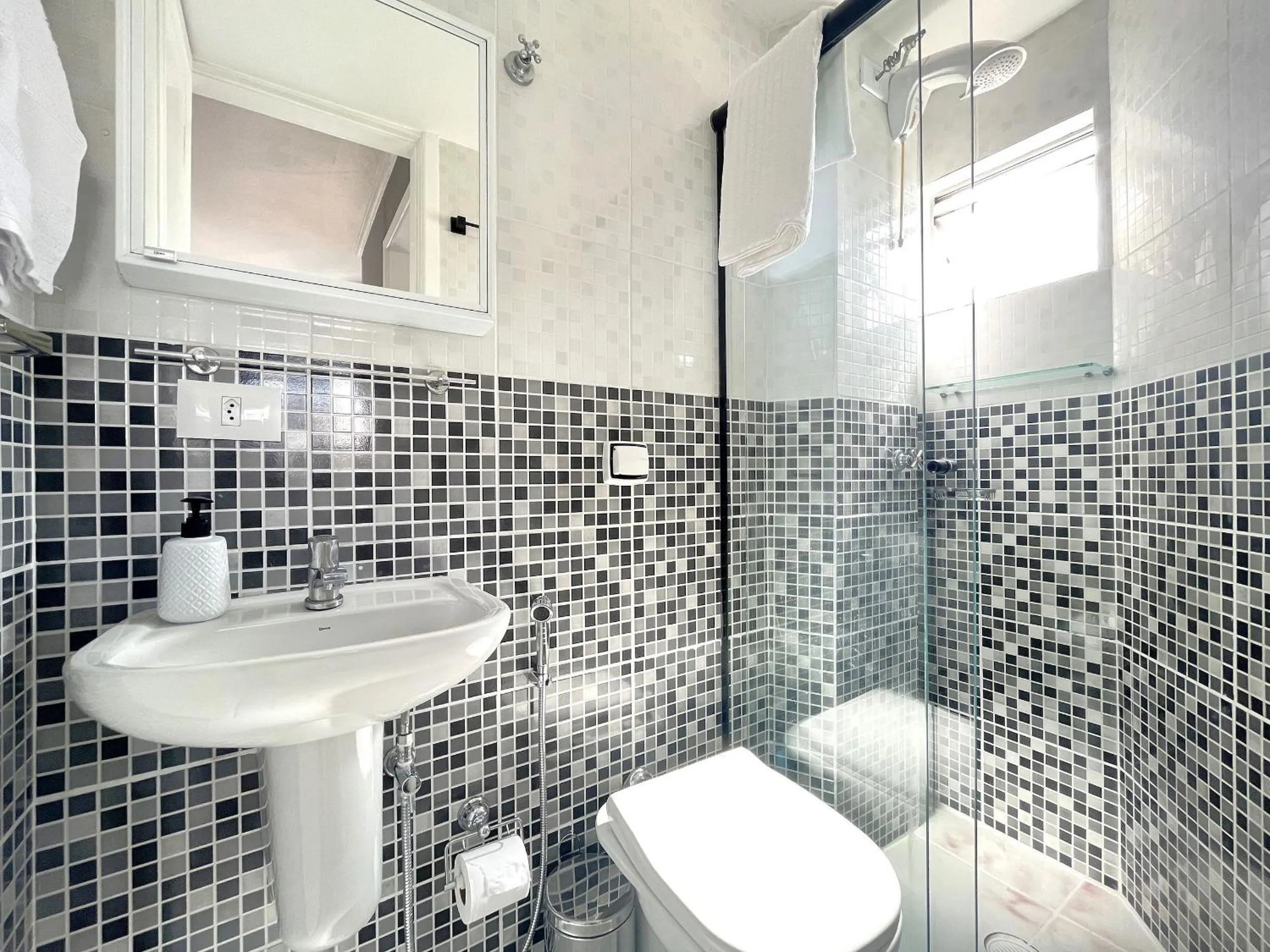 Toilet in Ed. Charlie Chaplin | Prédio no coração de Curitiba | Gonzaga Stays