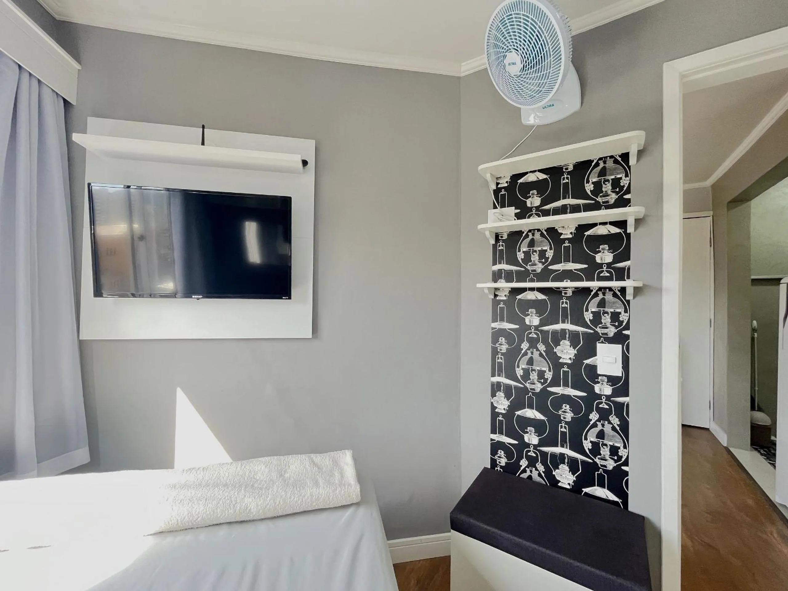 Photo of the whole room, Bed in Ed. Charlie Chaplin | Prédio no coração de Curitiba | Gonzaga Stays