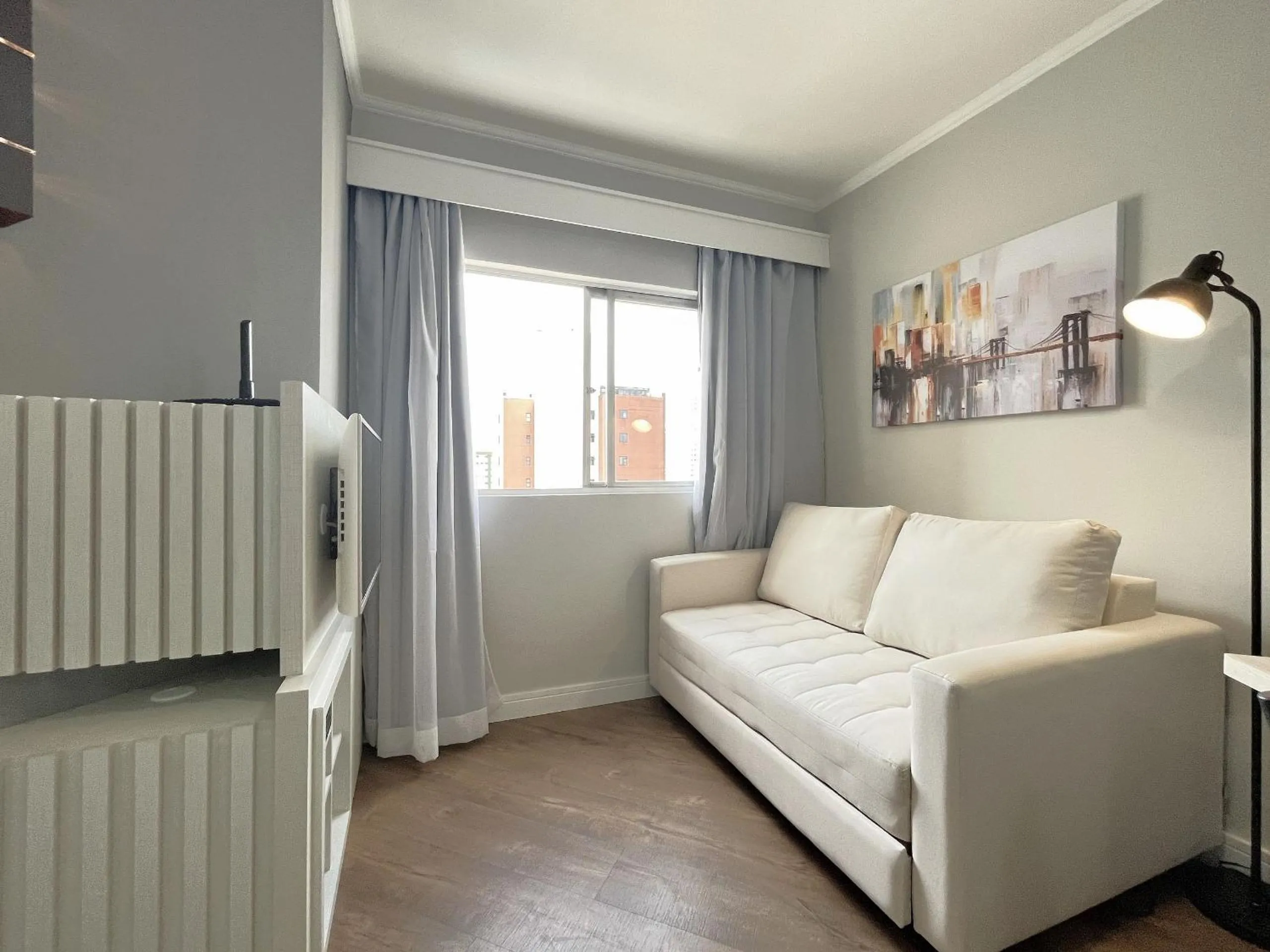 Living room in Ed. Charlie Chaplin | Prédio no coração de Curitiba | Gonzaga Stays