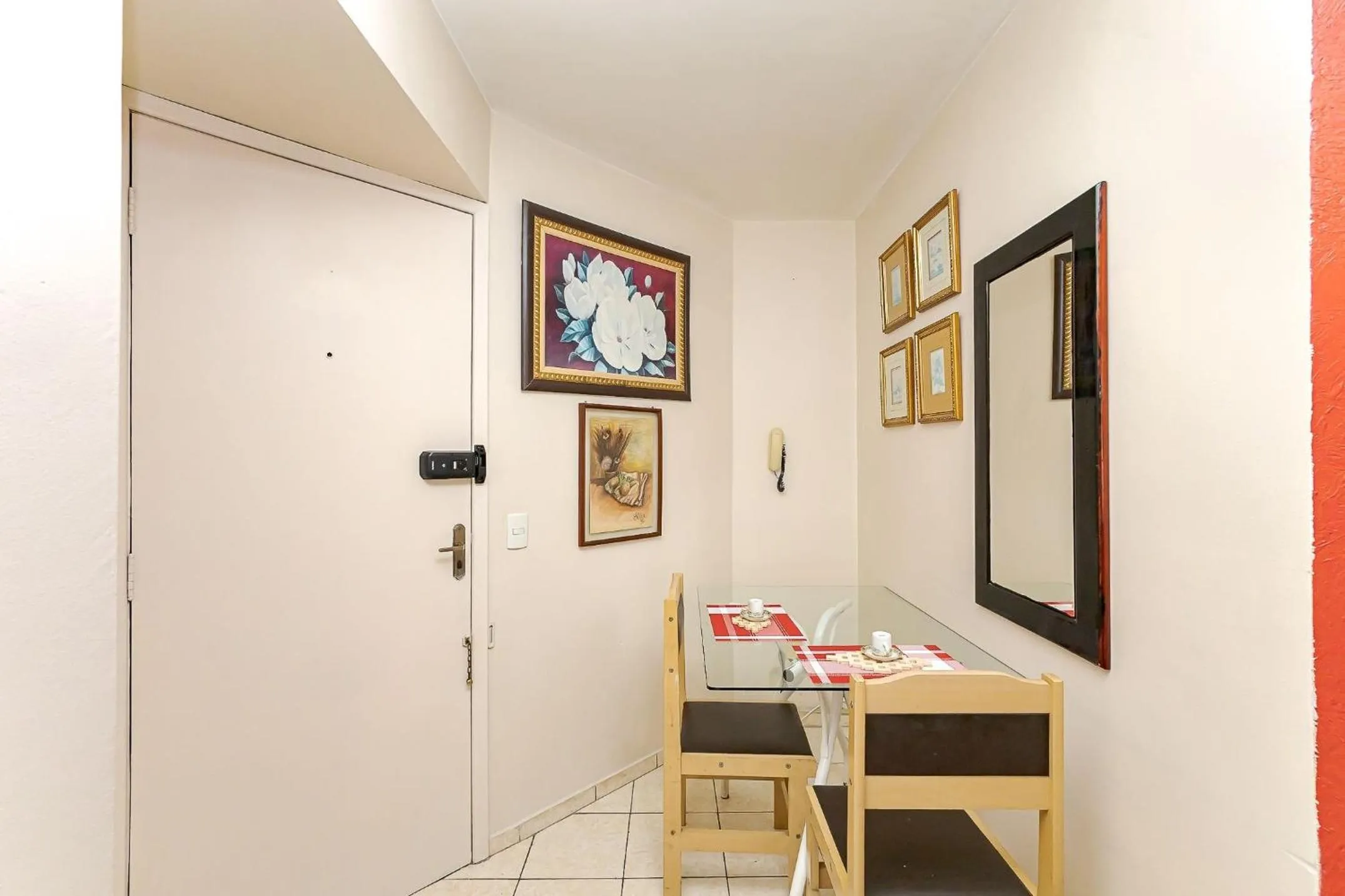 Living room in Ed. Charlie Chaplin | Prédio no coração de Curitiba | Gonzaga Stays