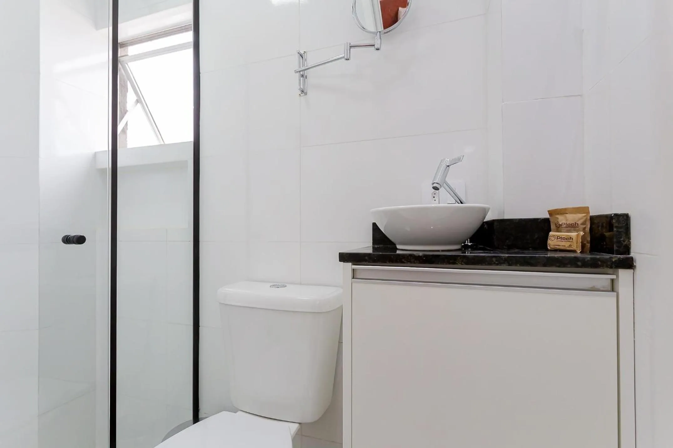 Toilet in Ed. Charlie Chaplin | Prédio no coração de Curitiba | Gonzaga Stays