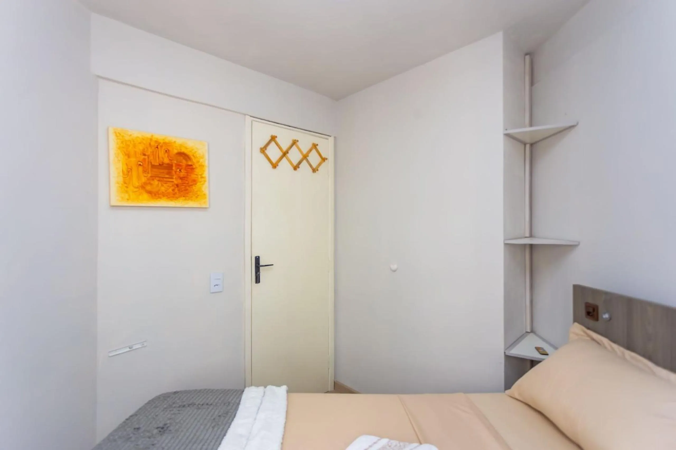 Bedroom, Bed in Ed. Charlie Chaplin | Prédio no coração de Curitiba | Gonzaga Stays