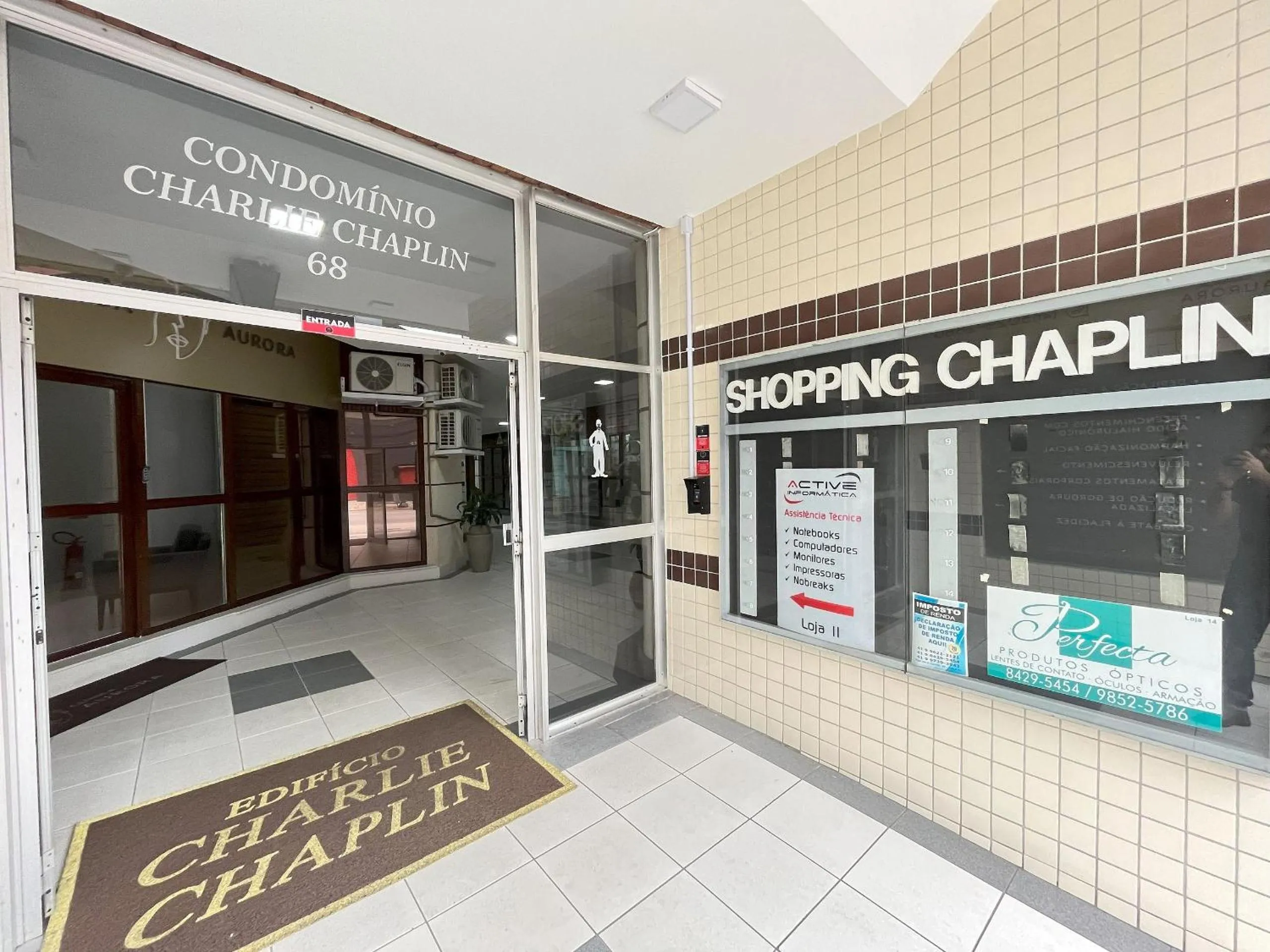 Facade/entrance in Ed. Charlie Chaplin | Prédio no coração de Curitiba | Gonzaga Stays