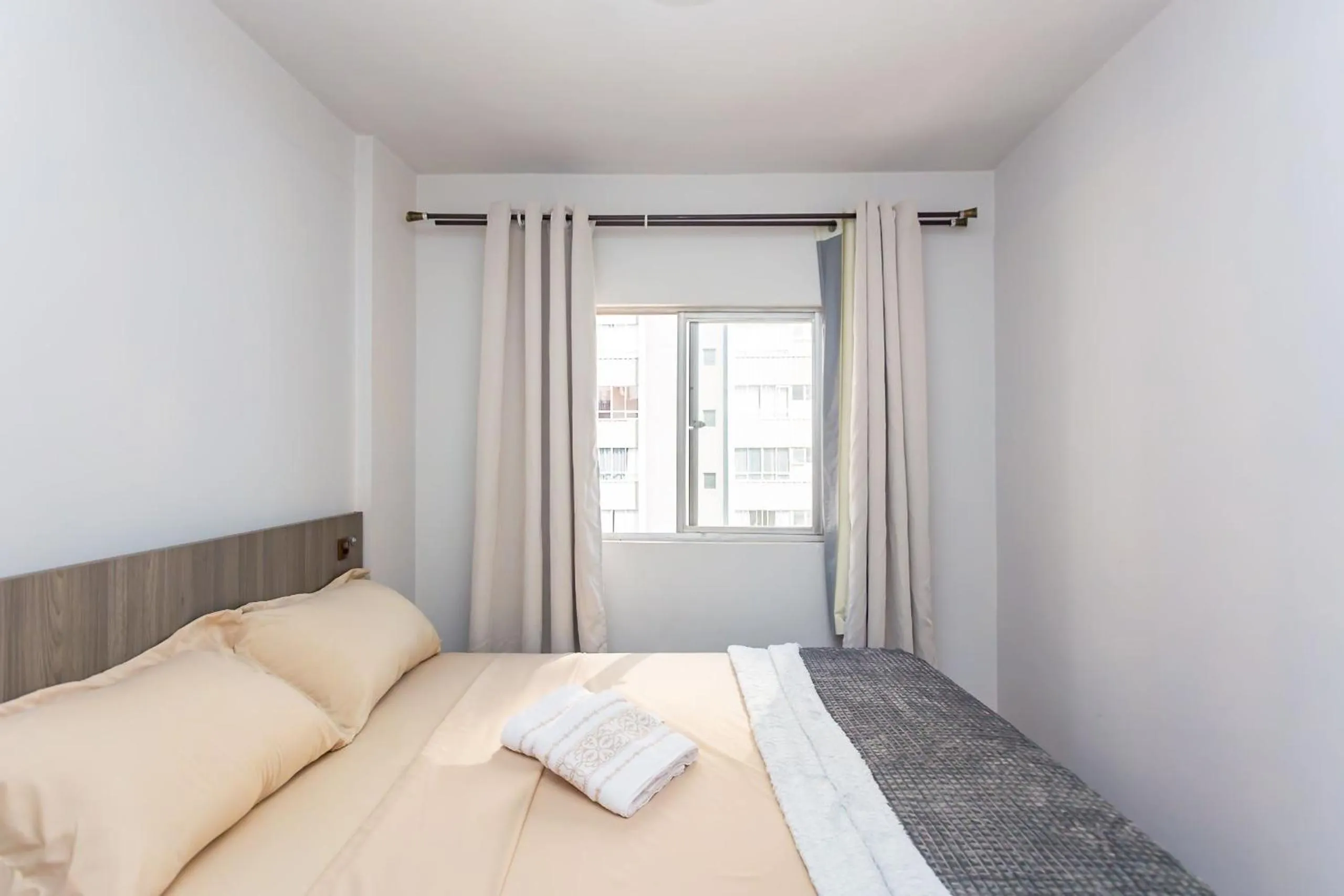 Bedroom, Bed in Ed. Charlie Chaplin | Prédio no coração de Curitiba | Gonzaga Stays