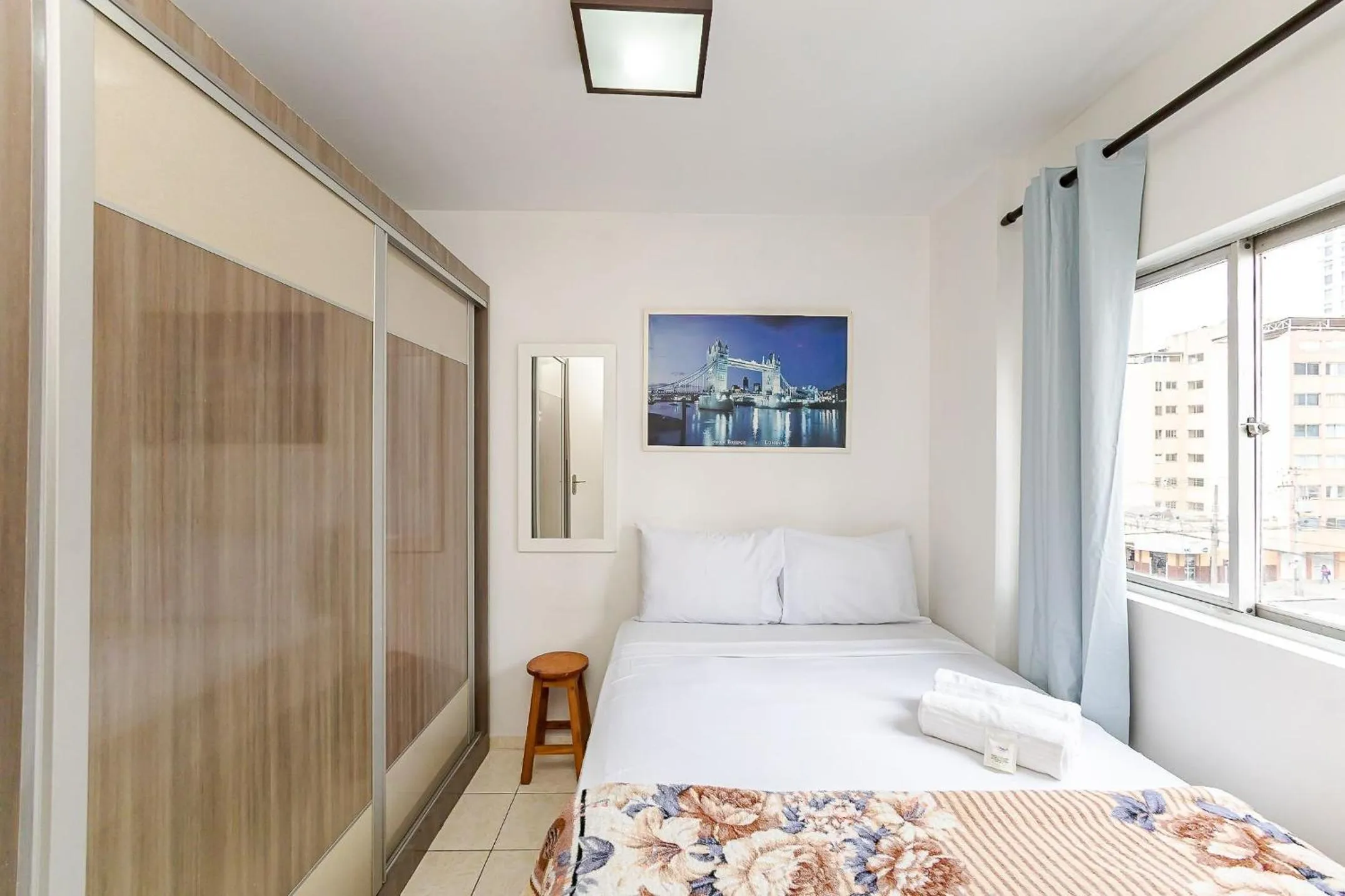 Bedroom, Bed in Ed. Charlie Chaplin | Prédio no coração de Curitiba | Gonzaga Stays