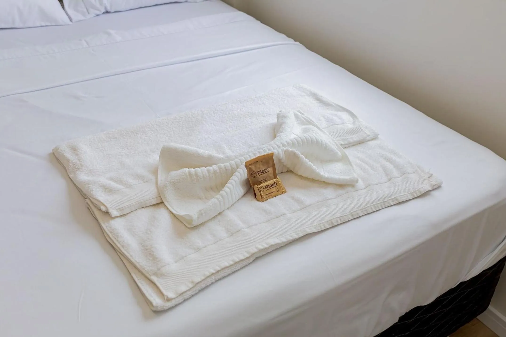 Bedroom, Bed in Ed. Charlie Chaplin | Prédio no coração de Curitiba | Gonzaga Stays