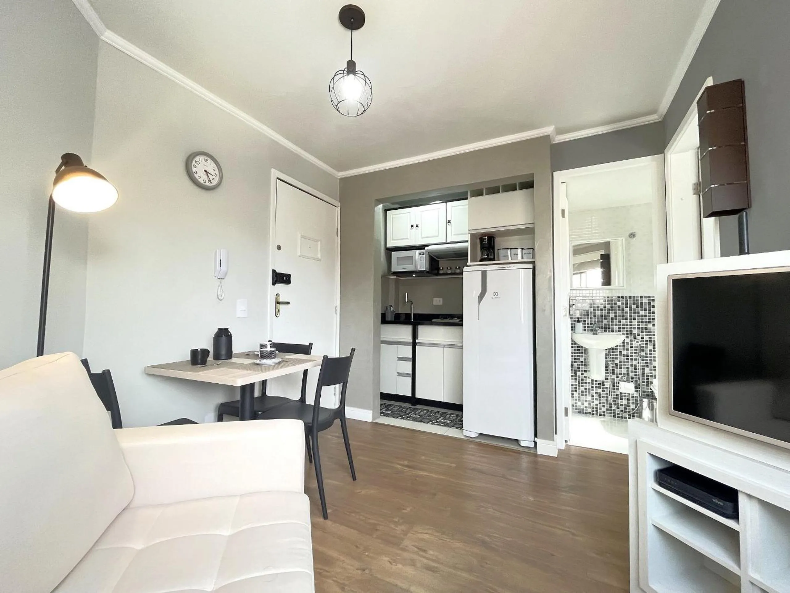 Living room in Ed. Charlie Chaplin | Prédio no coração de Curitiba | Gonzaga Stays