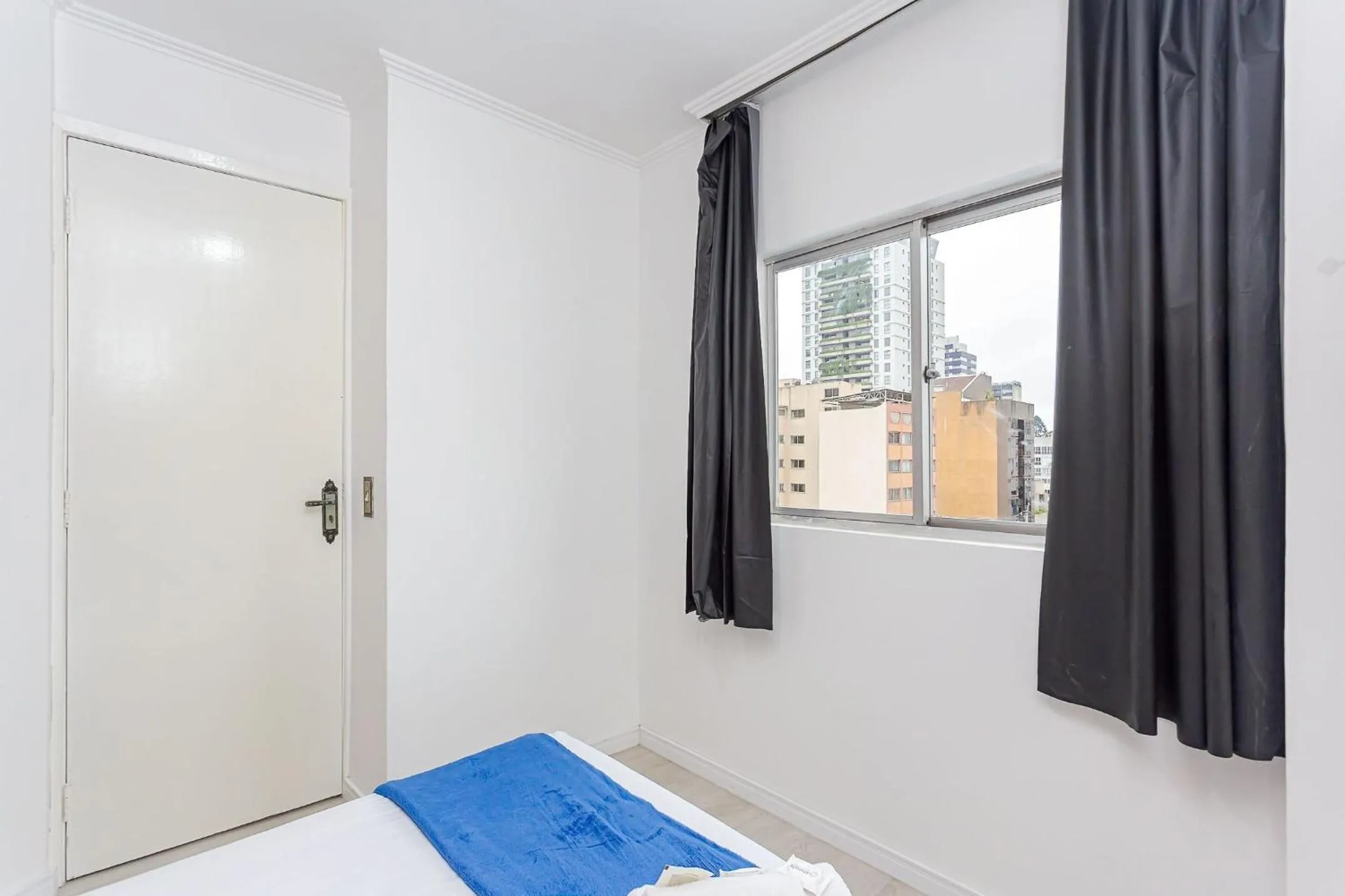 Bedroom, Bed in Ed. Charlie Chaplin | Prédio no coração de Curitiba | Gonzaga Stays