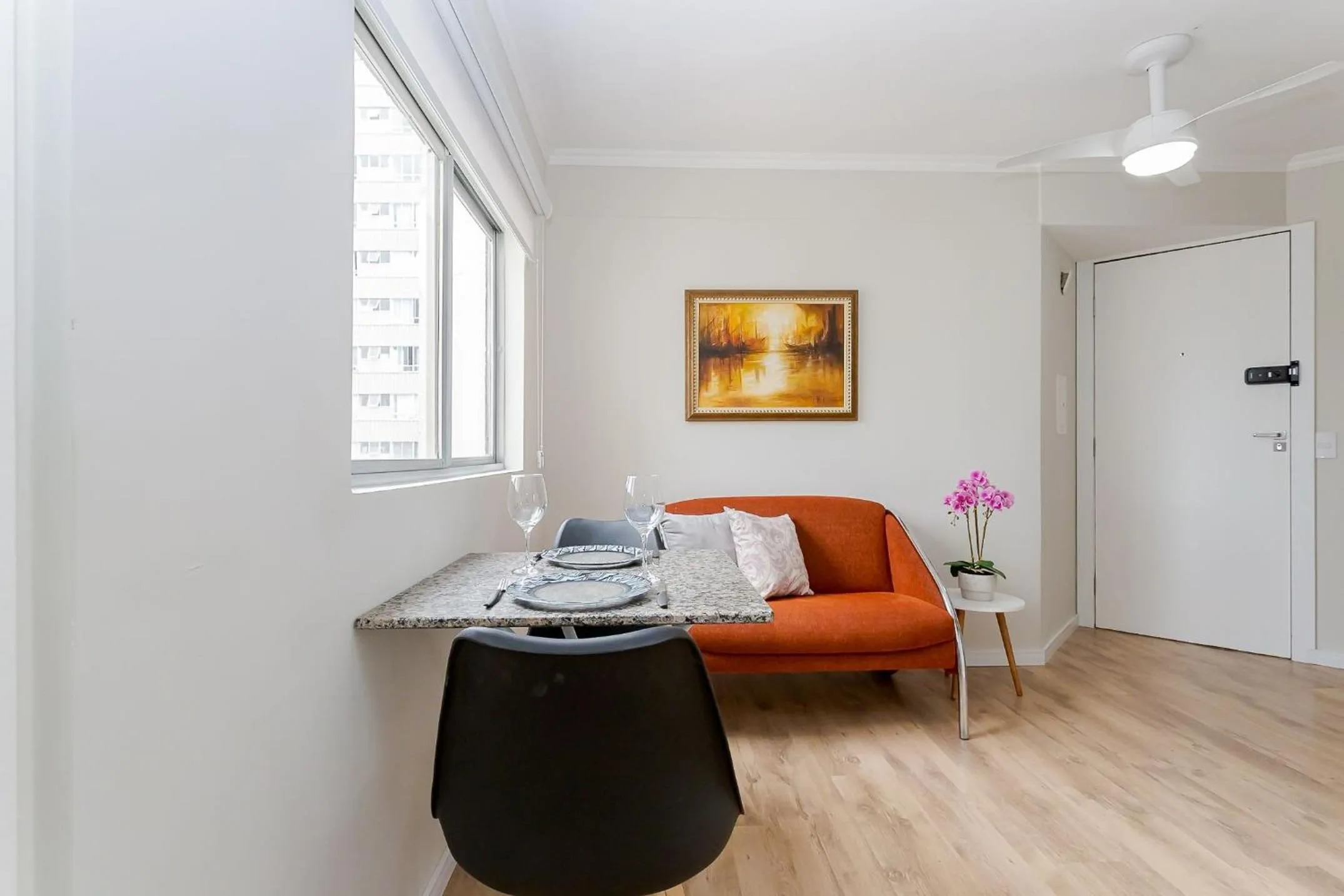 Living room in Ed. Charlie Chaplin | Prédio no coração de Curitiba | Gonzaga Stays