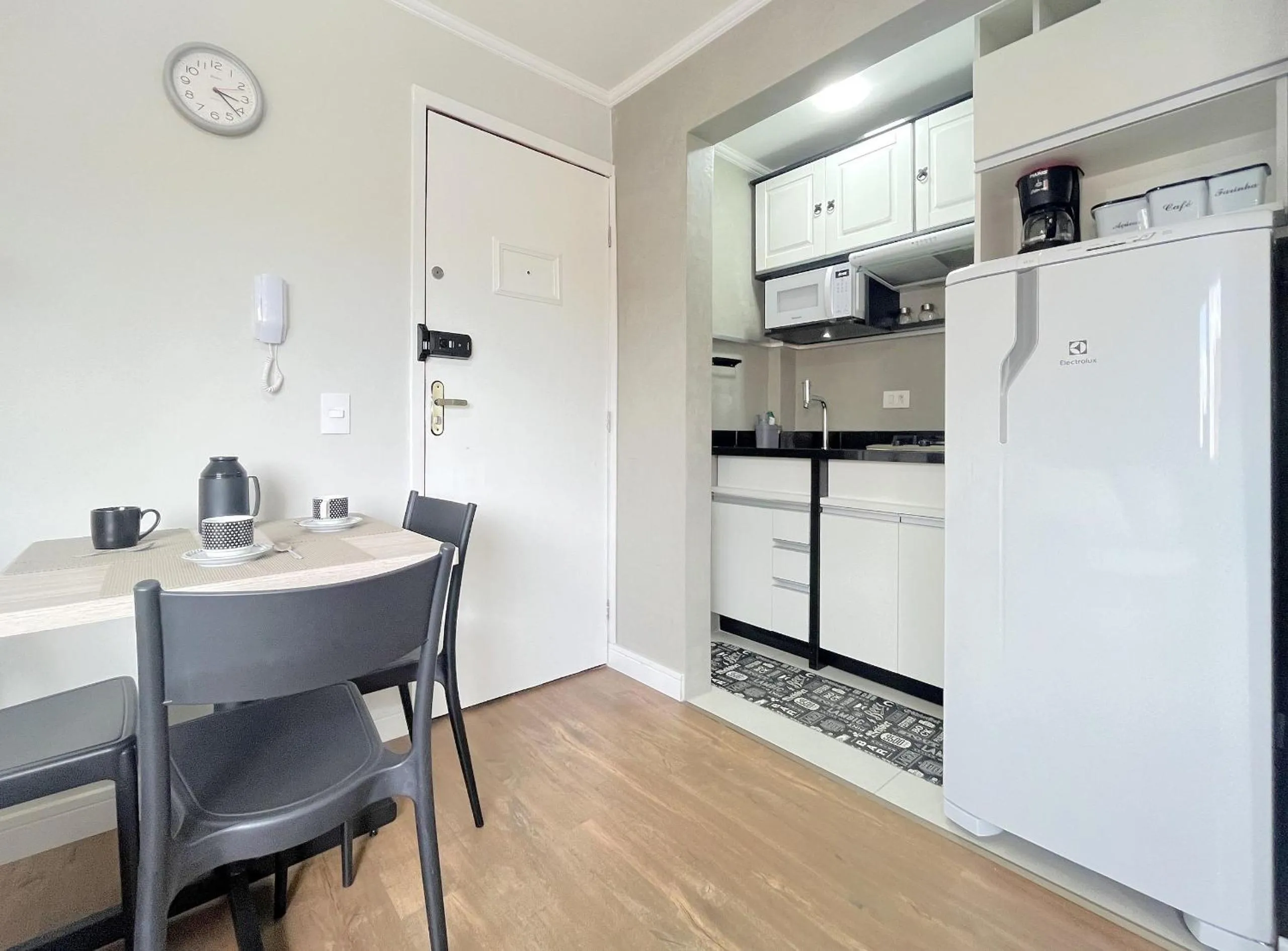 Kitchen or kitchenette in Ed. Charlie Chaplin | Prédio no coração de Curitiba | Gonzaga Stays