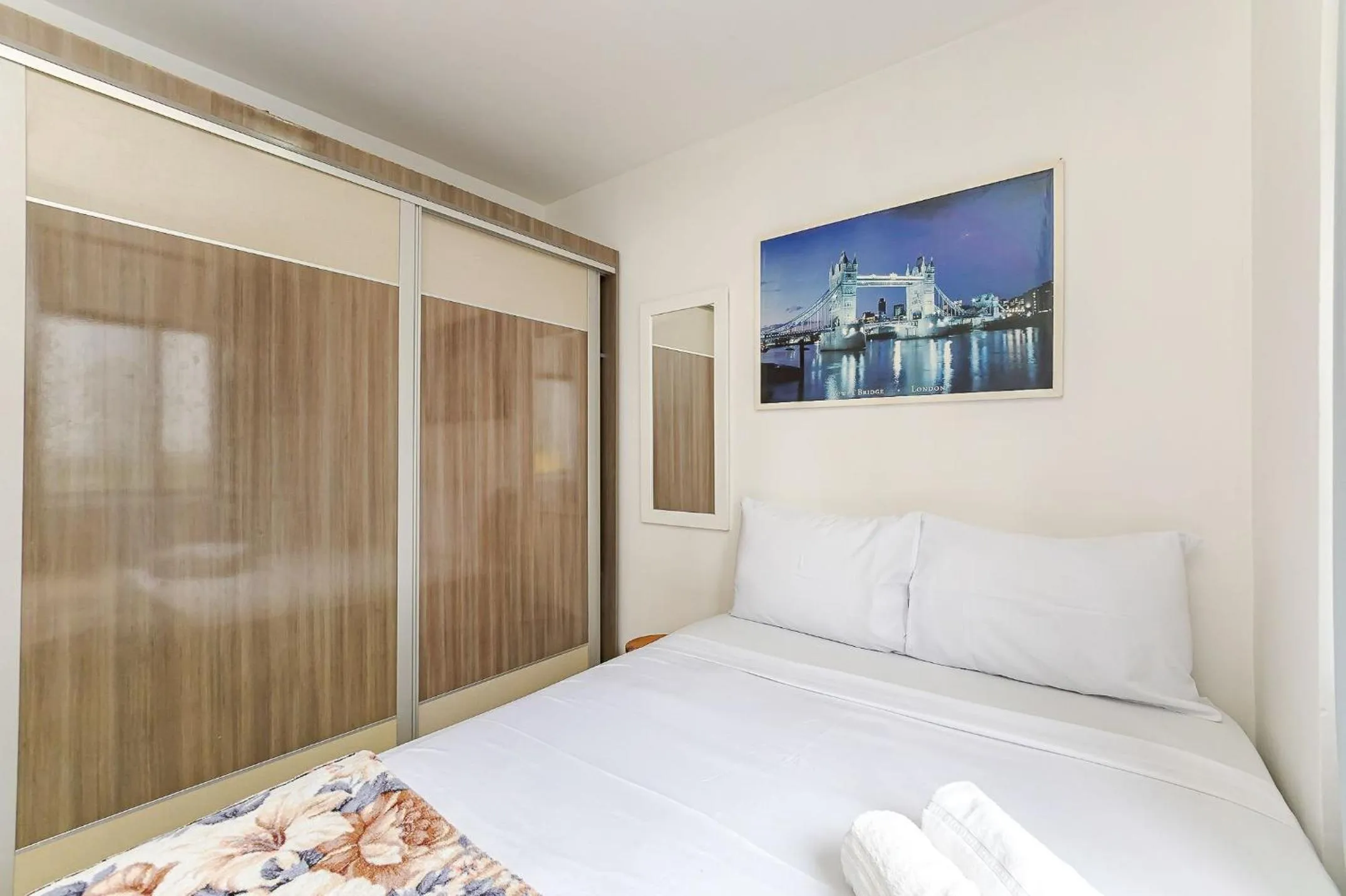 Bedroom, Bed in Ed. Charlie Chaplin | Prédio no coração de Curitiba | Gonzaga Stays