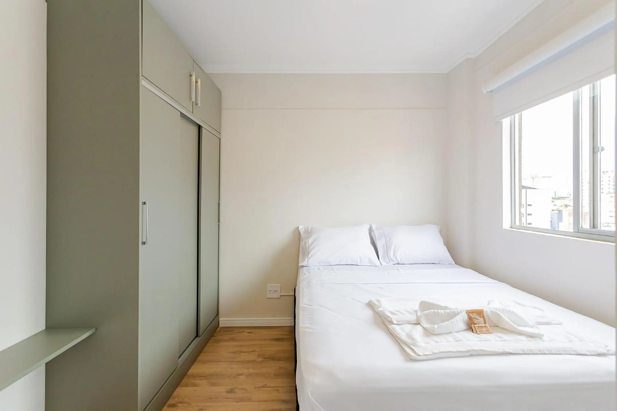 Bedroom, Bed in Ed. Charlie Chaplin | Prédio no coração de Curitiba | Gonzaga Stays