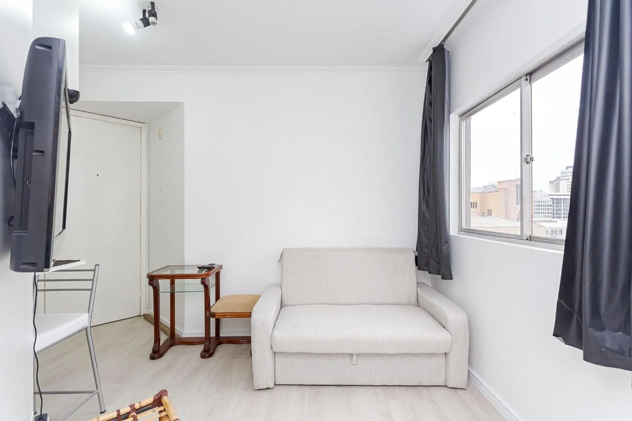 Living room in Ed. Charlie Chaplin | Prédio no coração de Curitiba | Gonzaga Stays