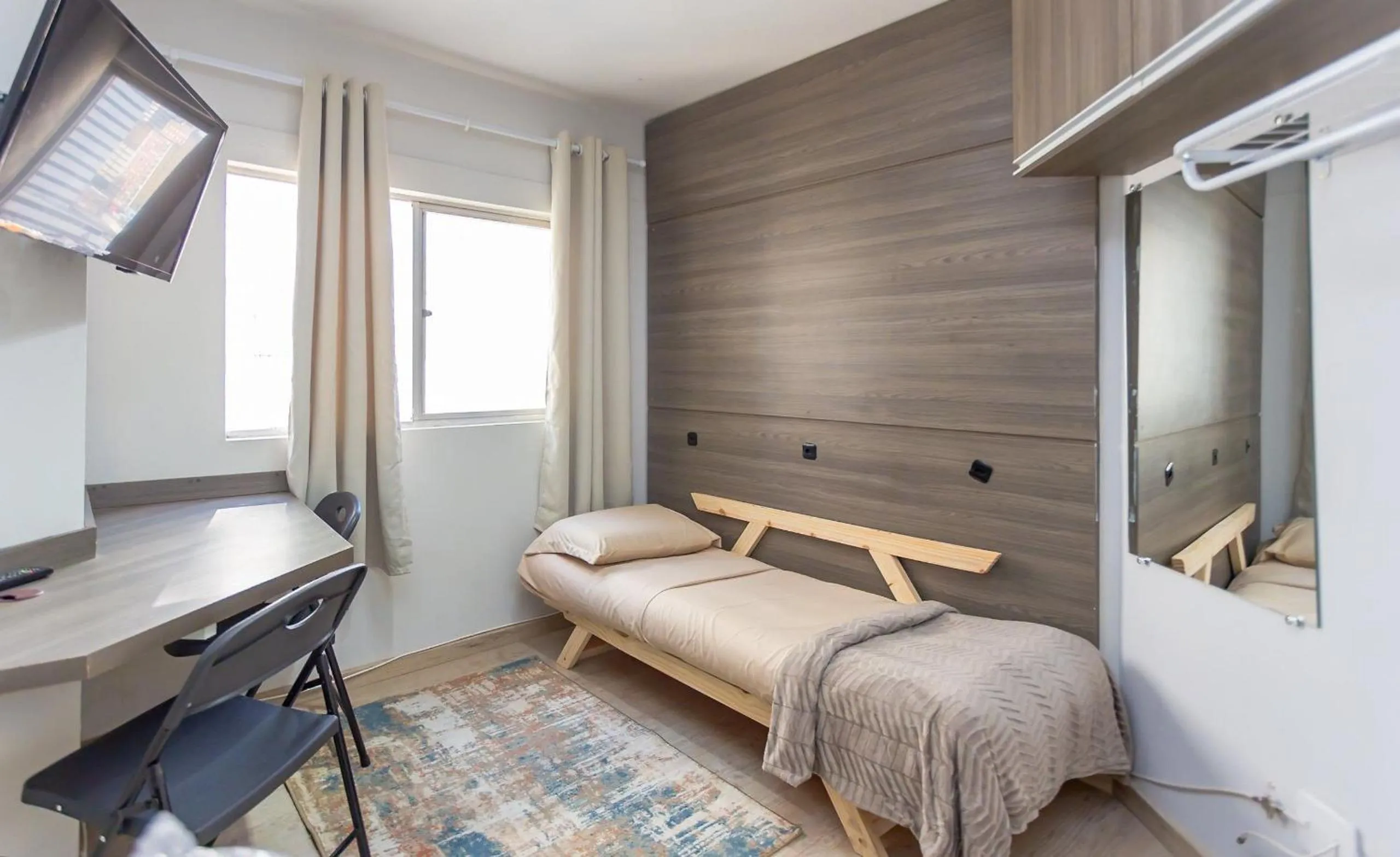 Living room, Bed in Ed. Charlie Chaplin | Prédio no coração de Curitiba | Gonzaga Stays