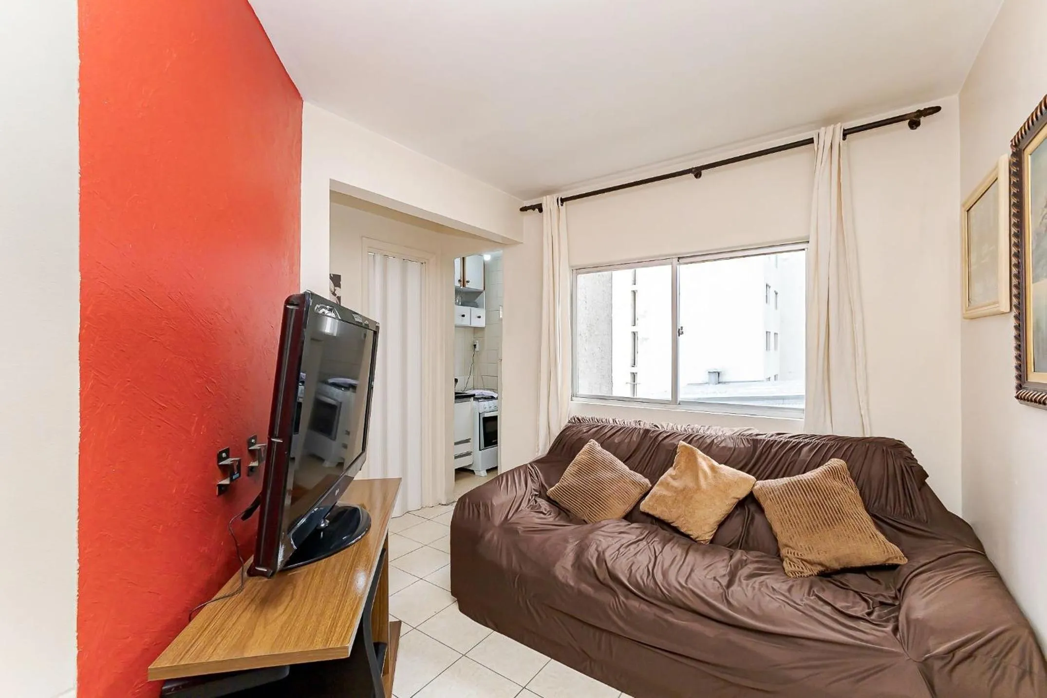 Living room in Ed. Charlie Chaplin | Prédio no coração de Curitiba | Gonzaga Stays