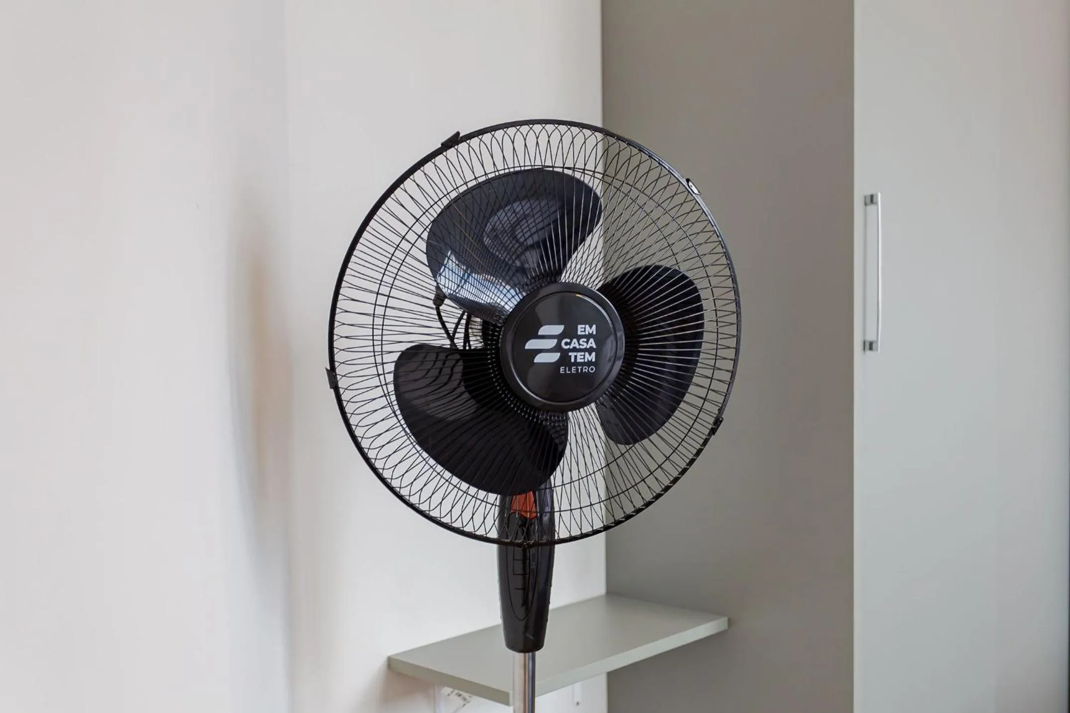 Bedroom in Ed. Charlie Chaplin | Prédio no coração de Curitiba | Gonzaga Stays