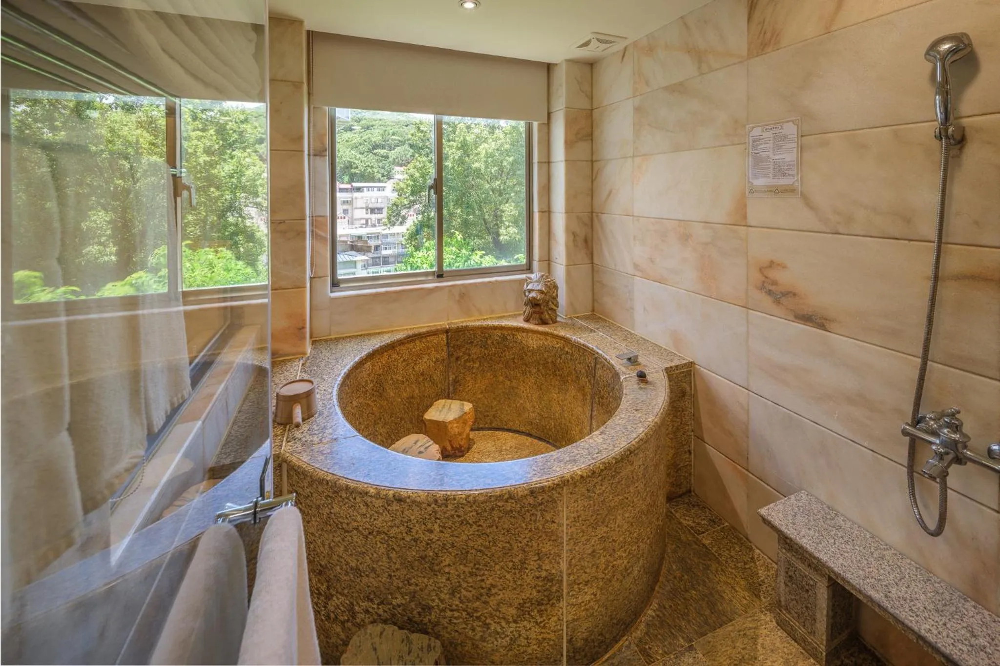 Bath in Grand Pleasure Spring Hotel