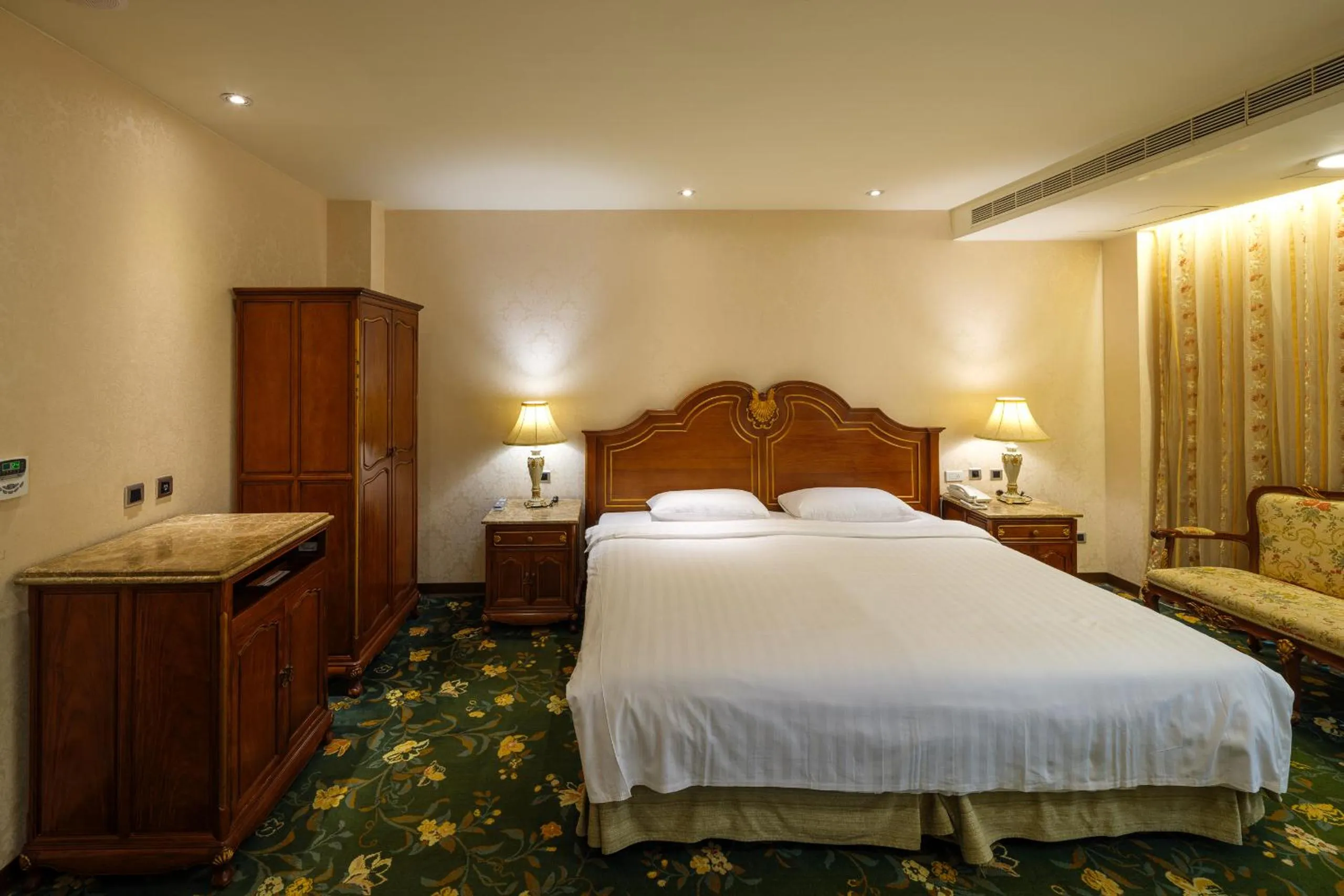 Photo of the whole room, Bed in Grand Pleasure Spring Hotel