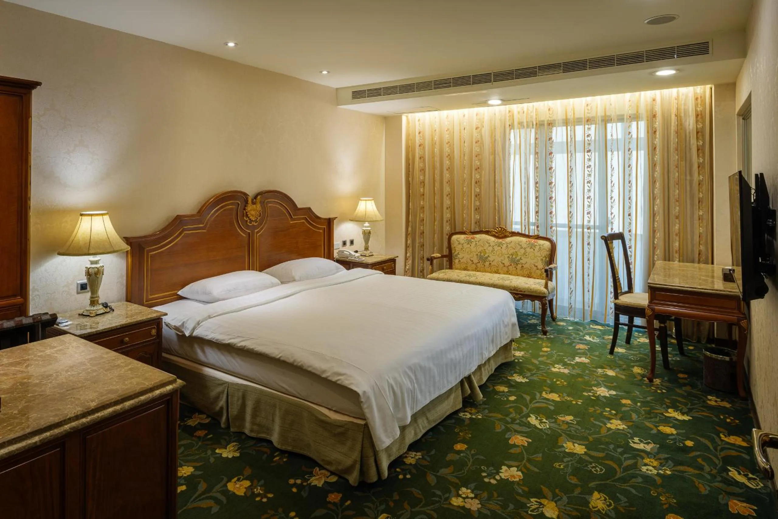 Photo of the whole room, Bed in Grand Pleasure Spring Hotel