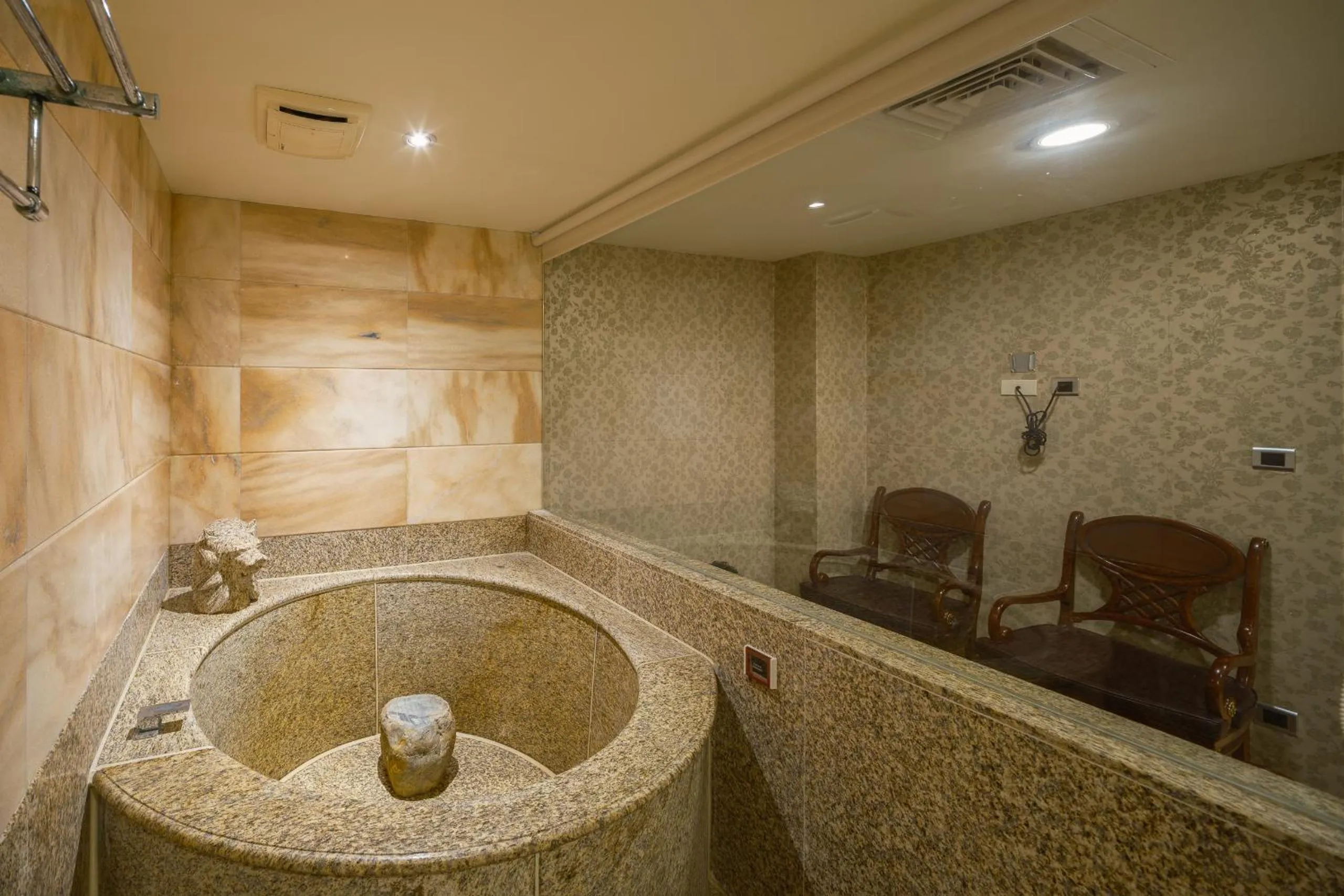 Hot Spring Bath in Grand Pleasure Spring Hotel