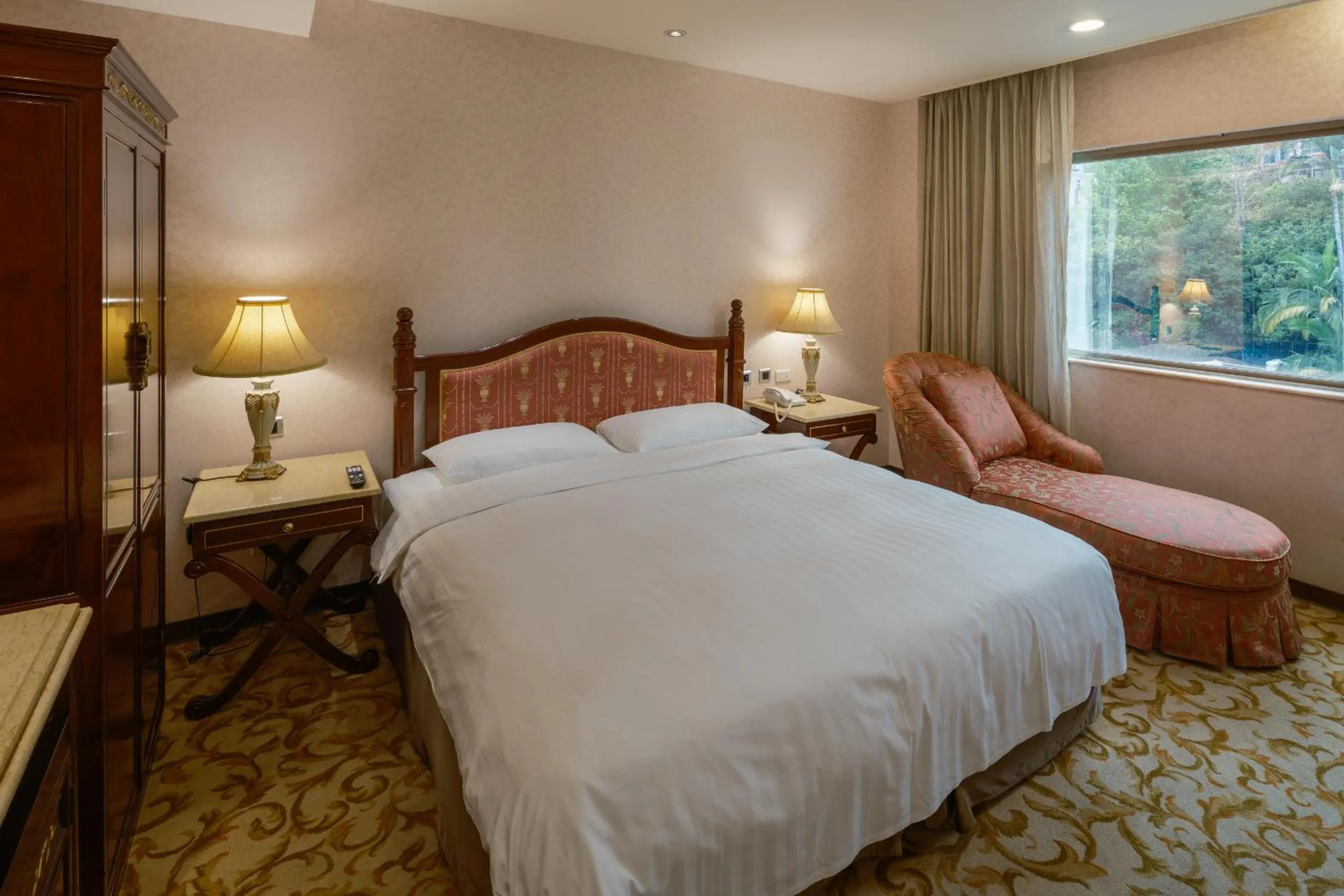 Photo of the whole room, Bed in Grand Pleasure Spring Hotel