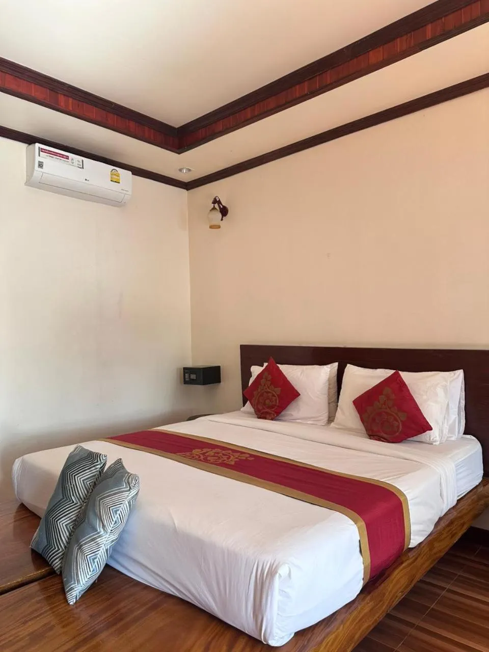 Bed in golden hotel dondet