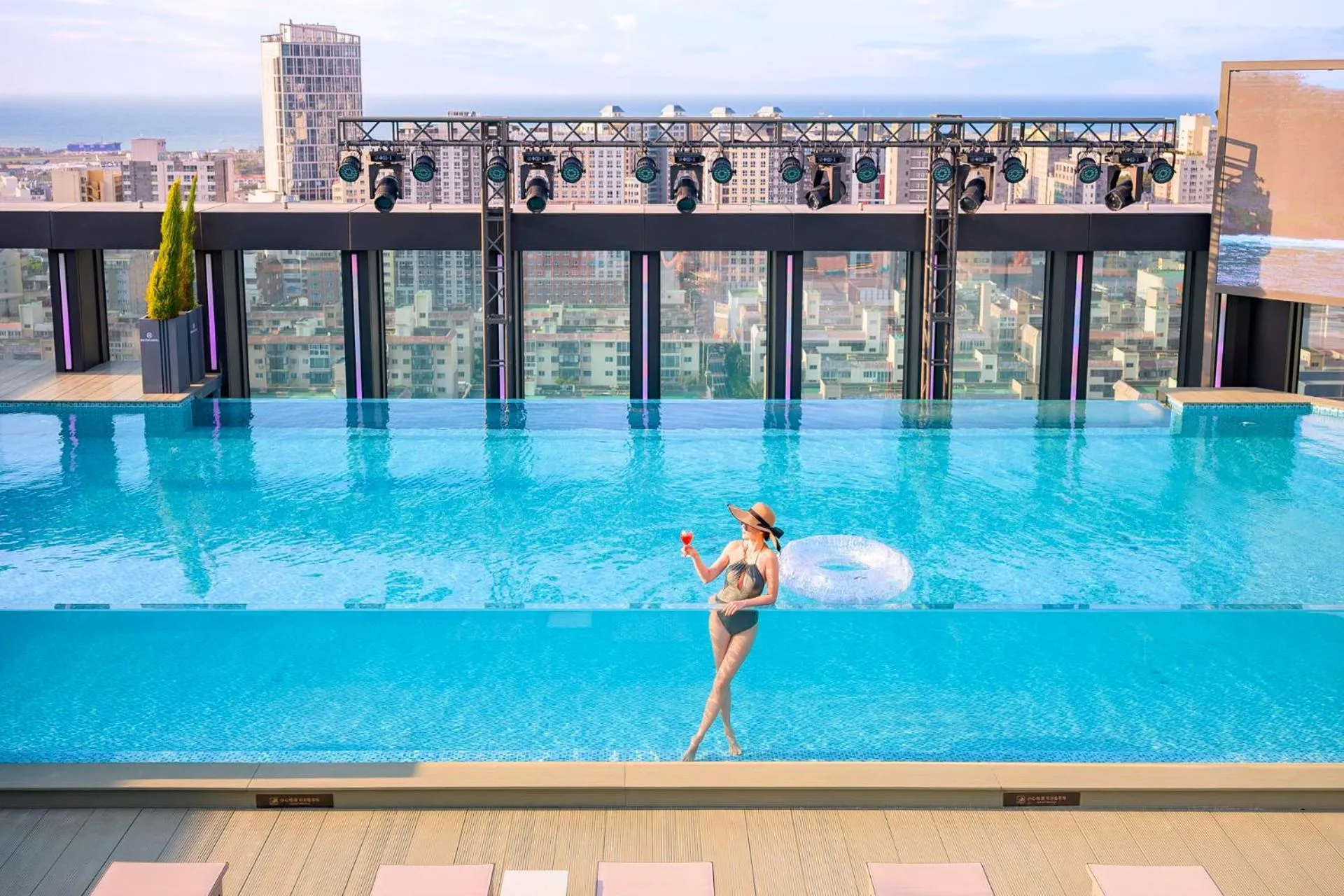 Swimming pool in Jeju Bolton Hotel