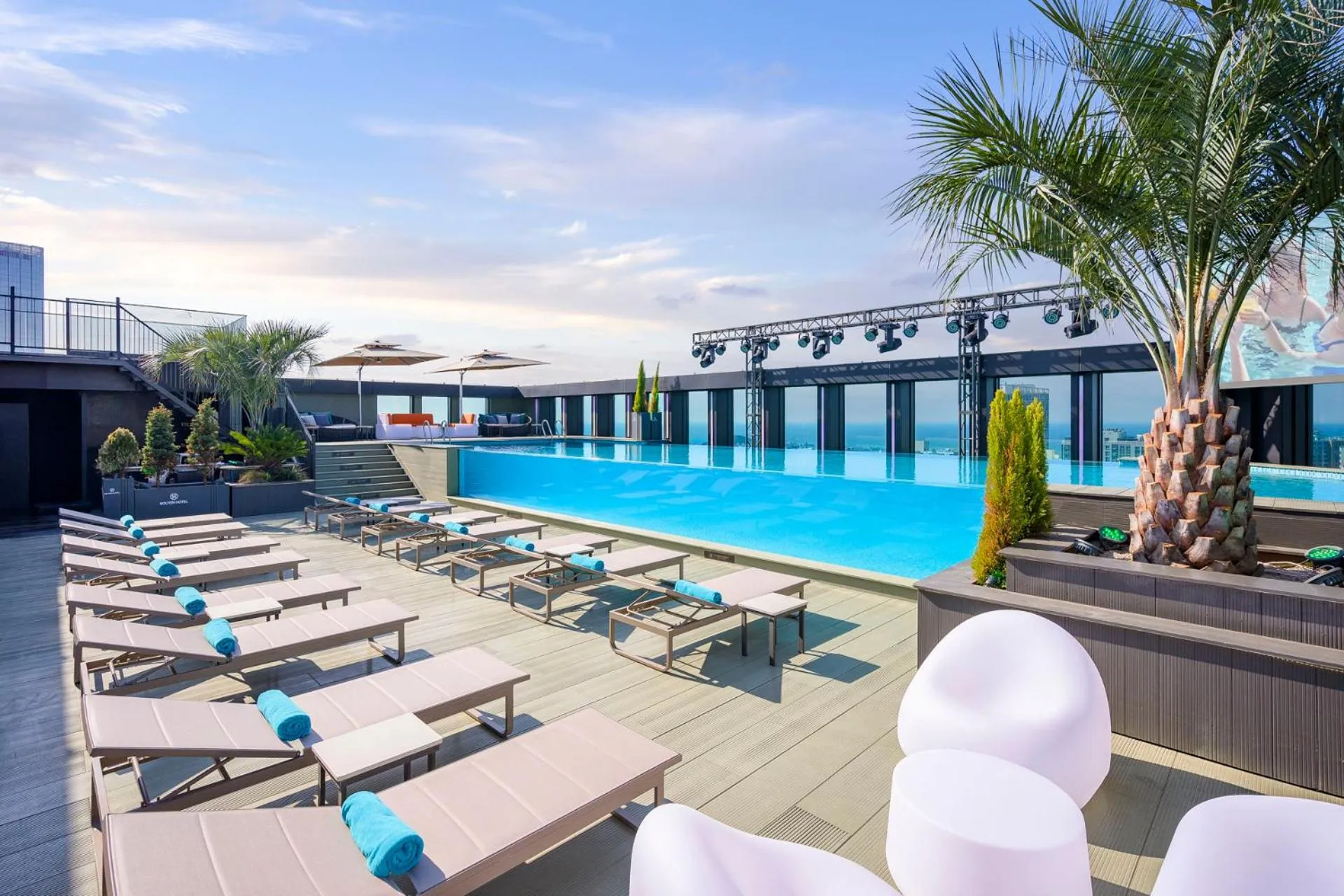 Swimming pool in Jeju Bolton Hotel