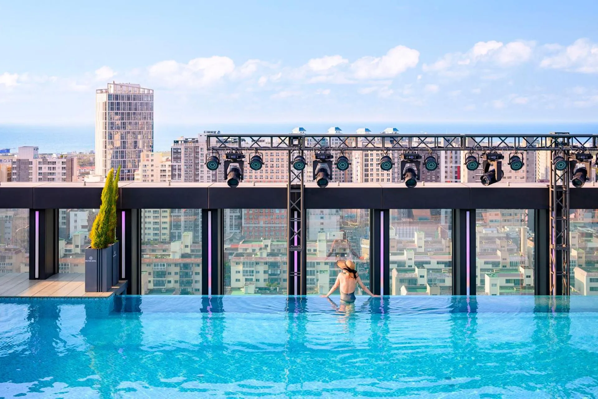 Swimming pool in Jeju Bolton Hotel