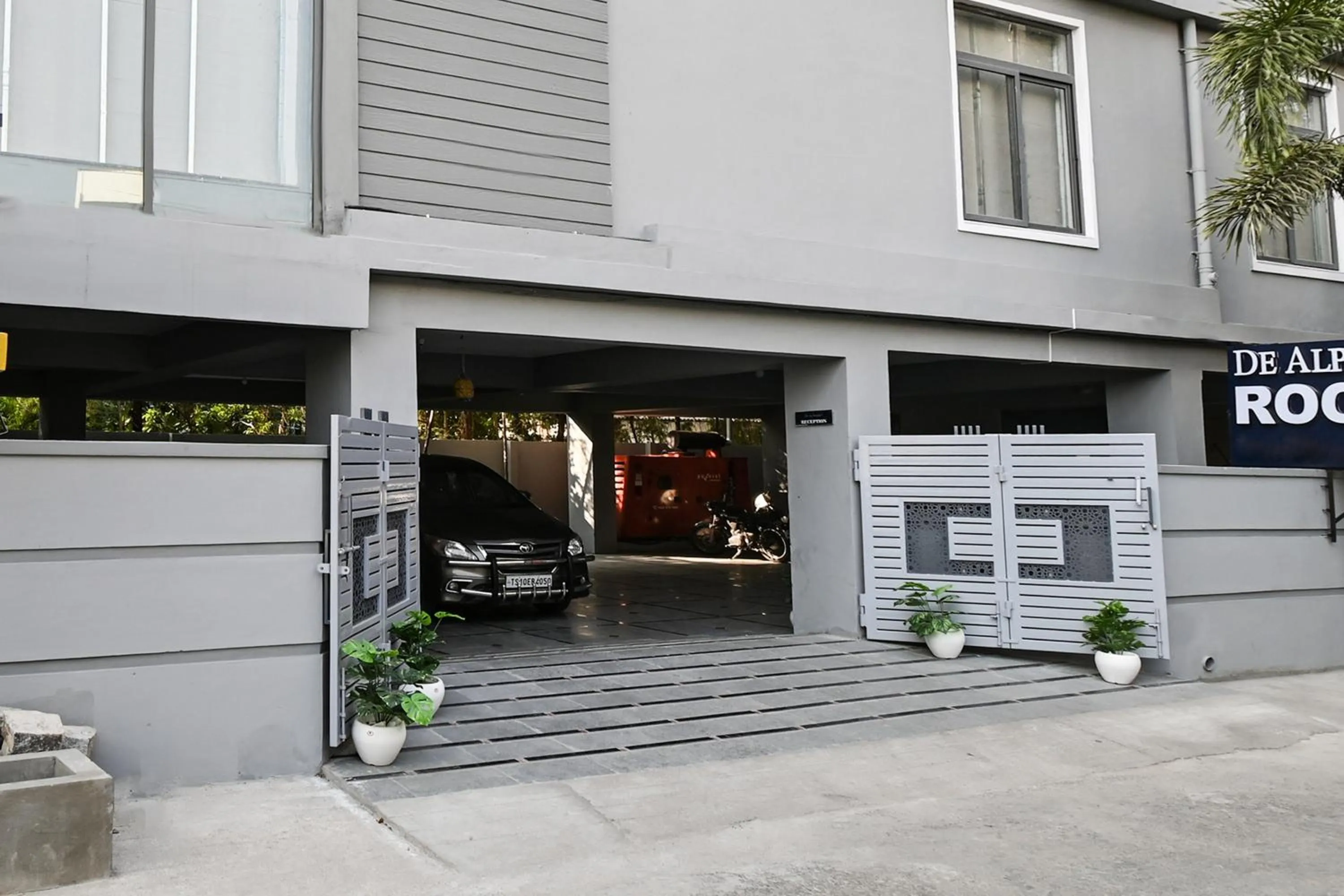 Facade/entrance in Super Townhouse De Alphabet Karmanghat