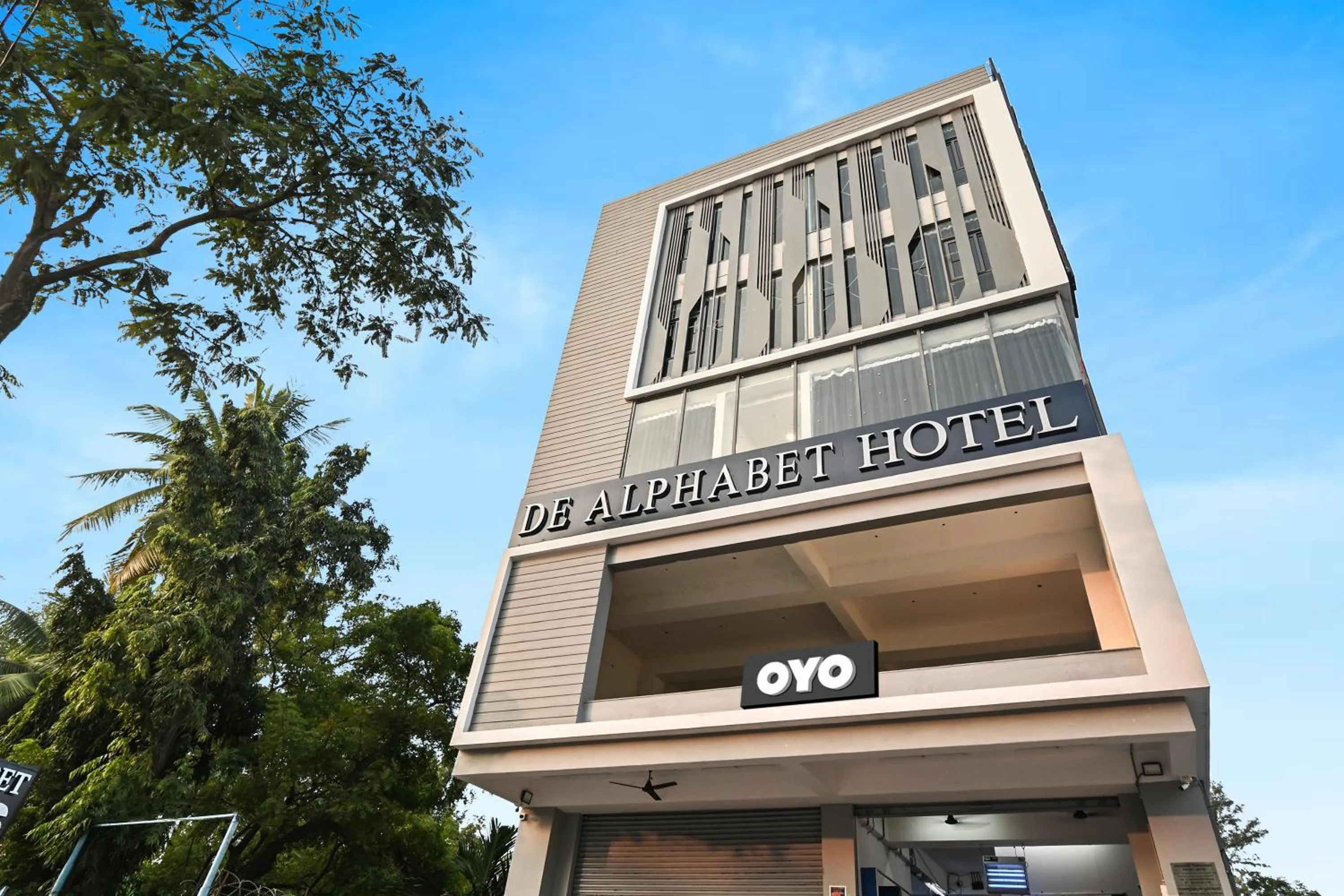 Facade/entrance in Super Townhouse De Alphabet Karmanghat