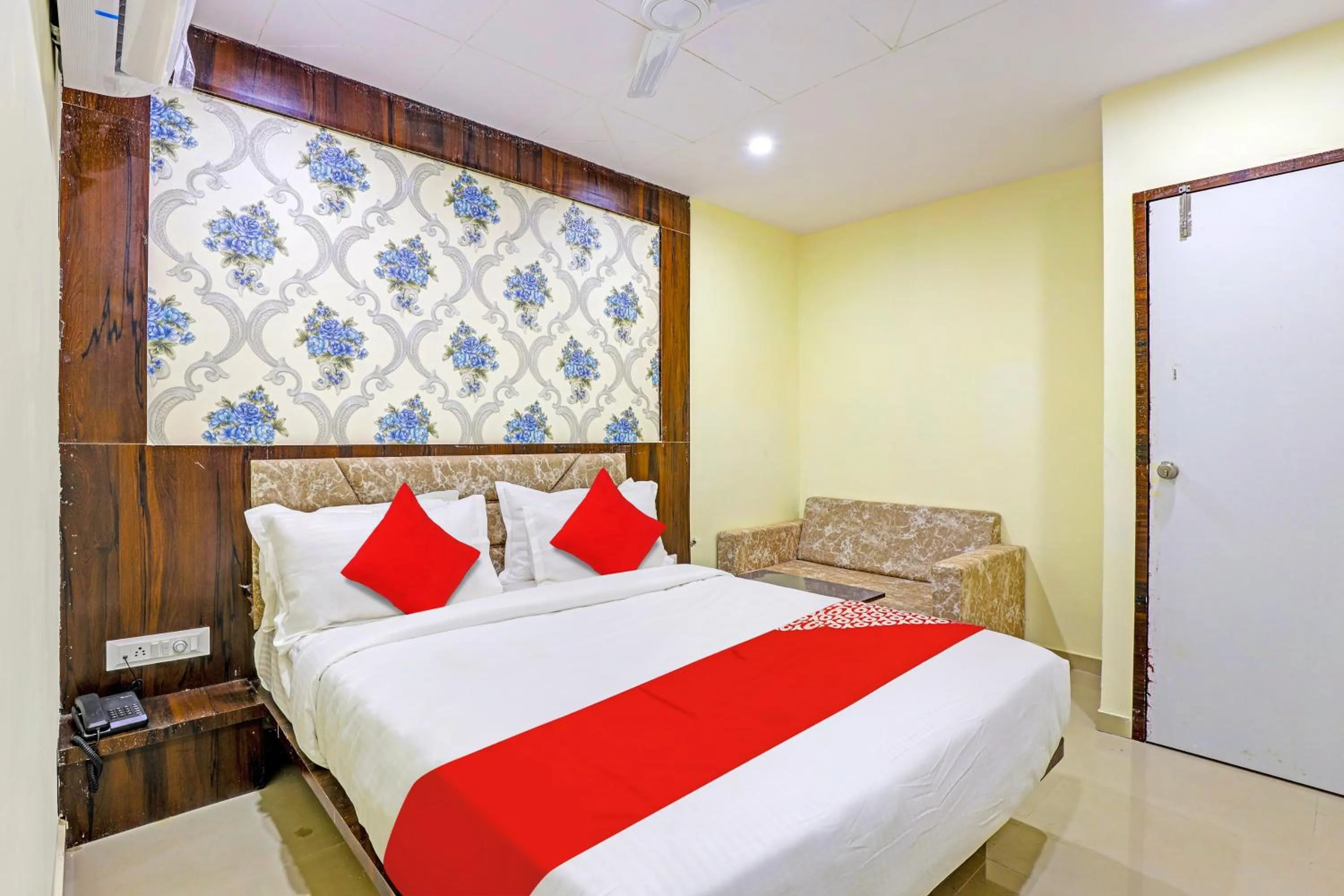 Lobby or reception, Bed in Hotel O Golden Near Haroni Road