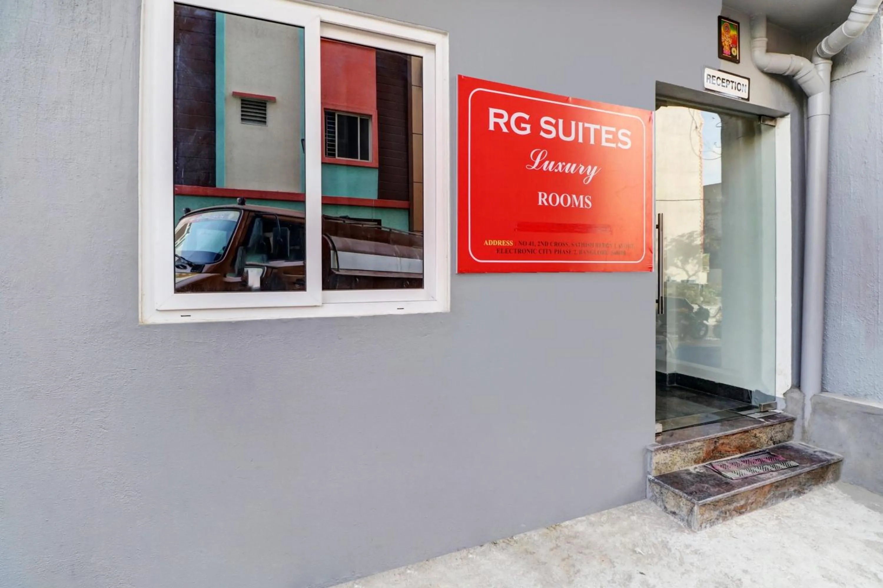 Facade/entrance in Super Townhouse Ecity Inn