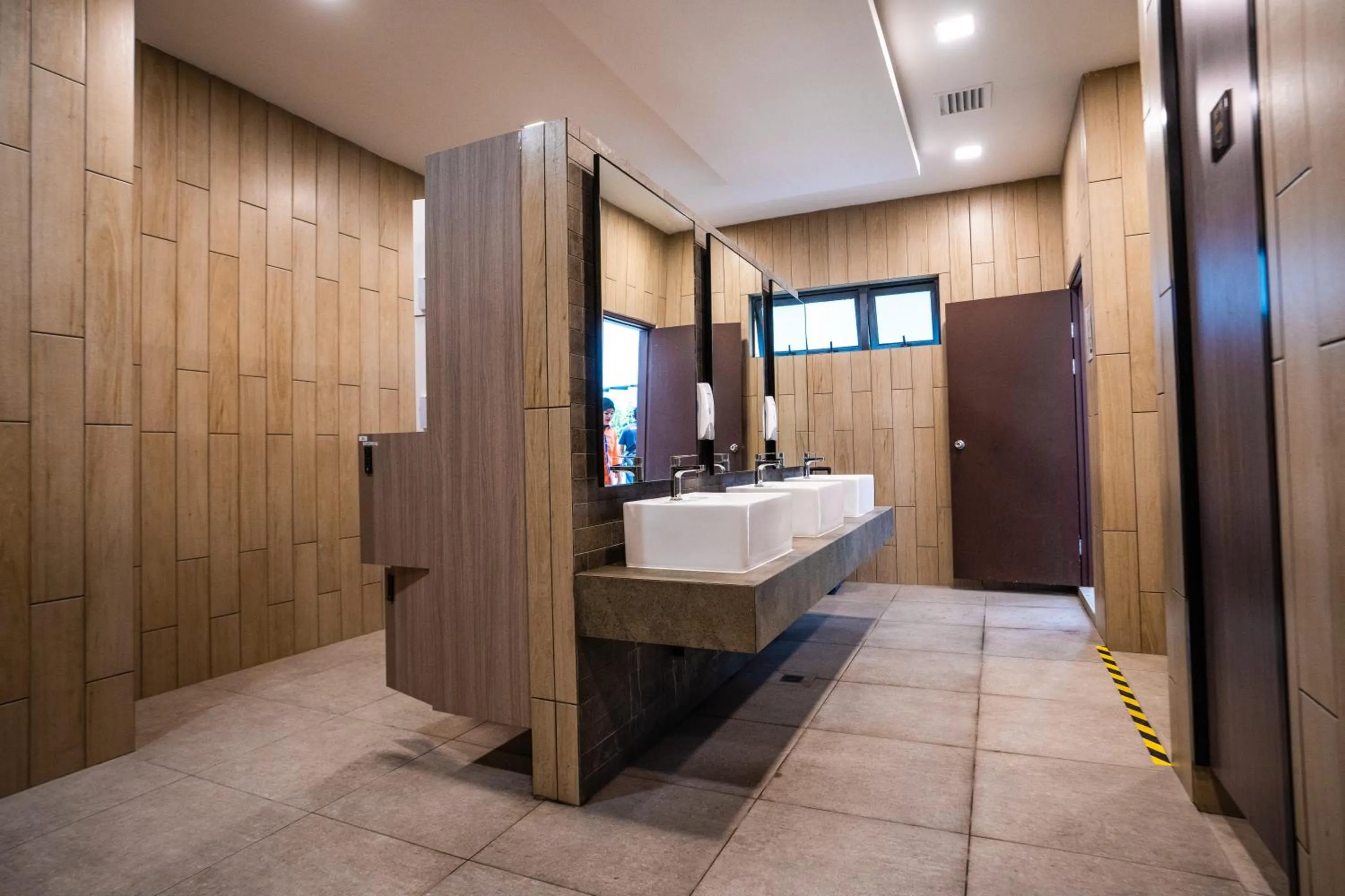 Bathroom in K Avenue by CAIRO