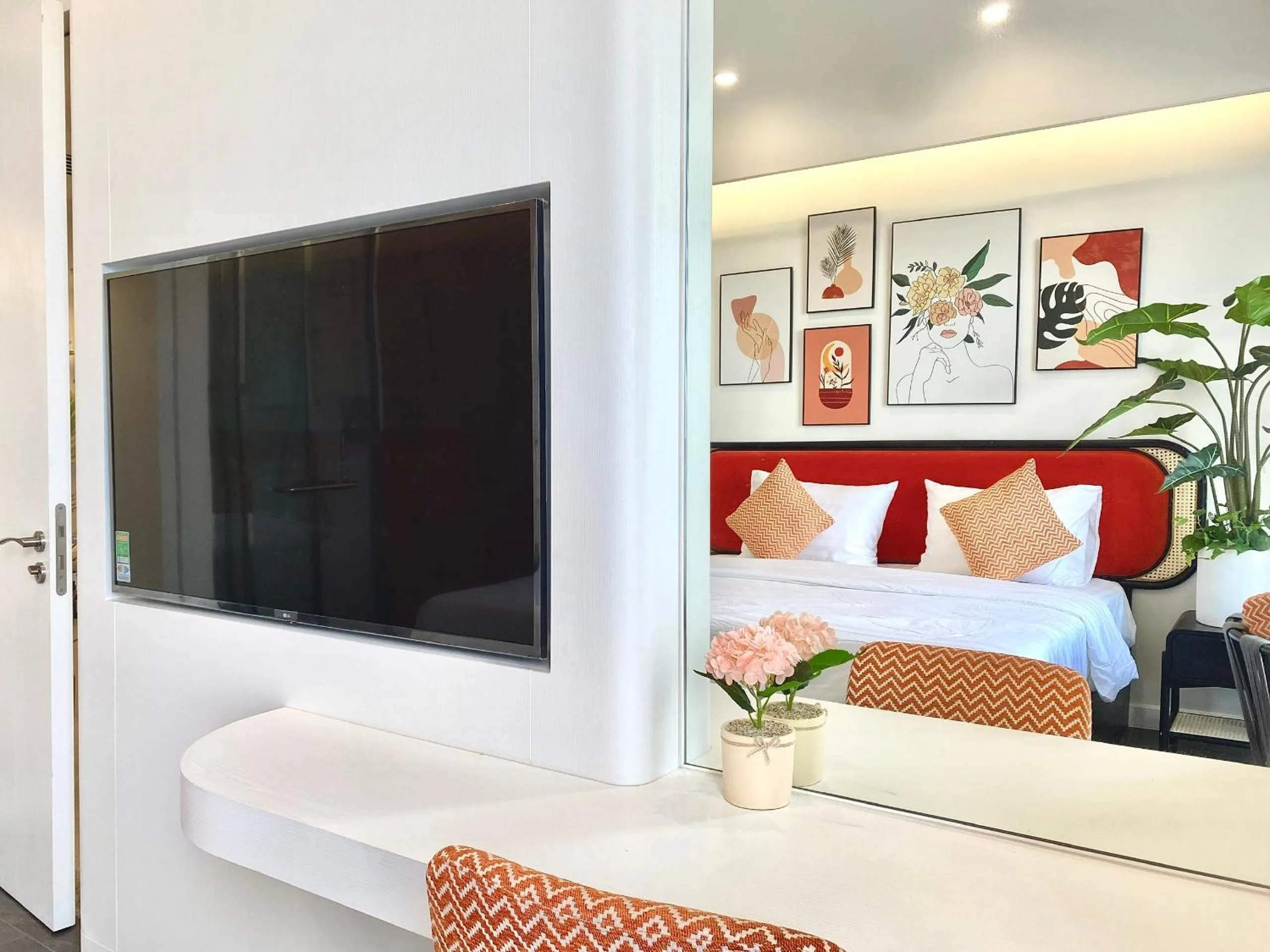 TV and multimedia in Rosie Hillside Seaview Phu Quoc Apartment
