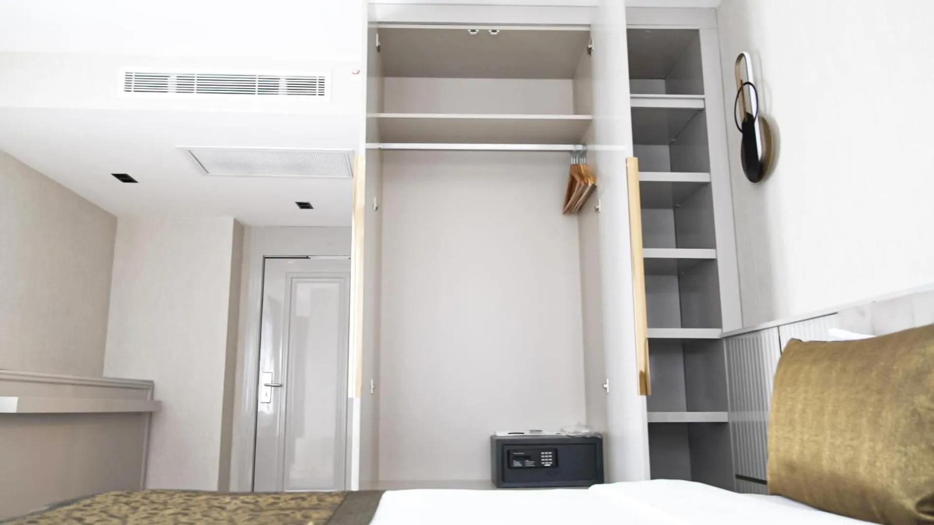 Bed in Sky Hill Hotel