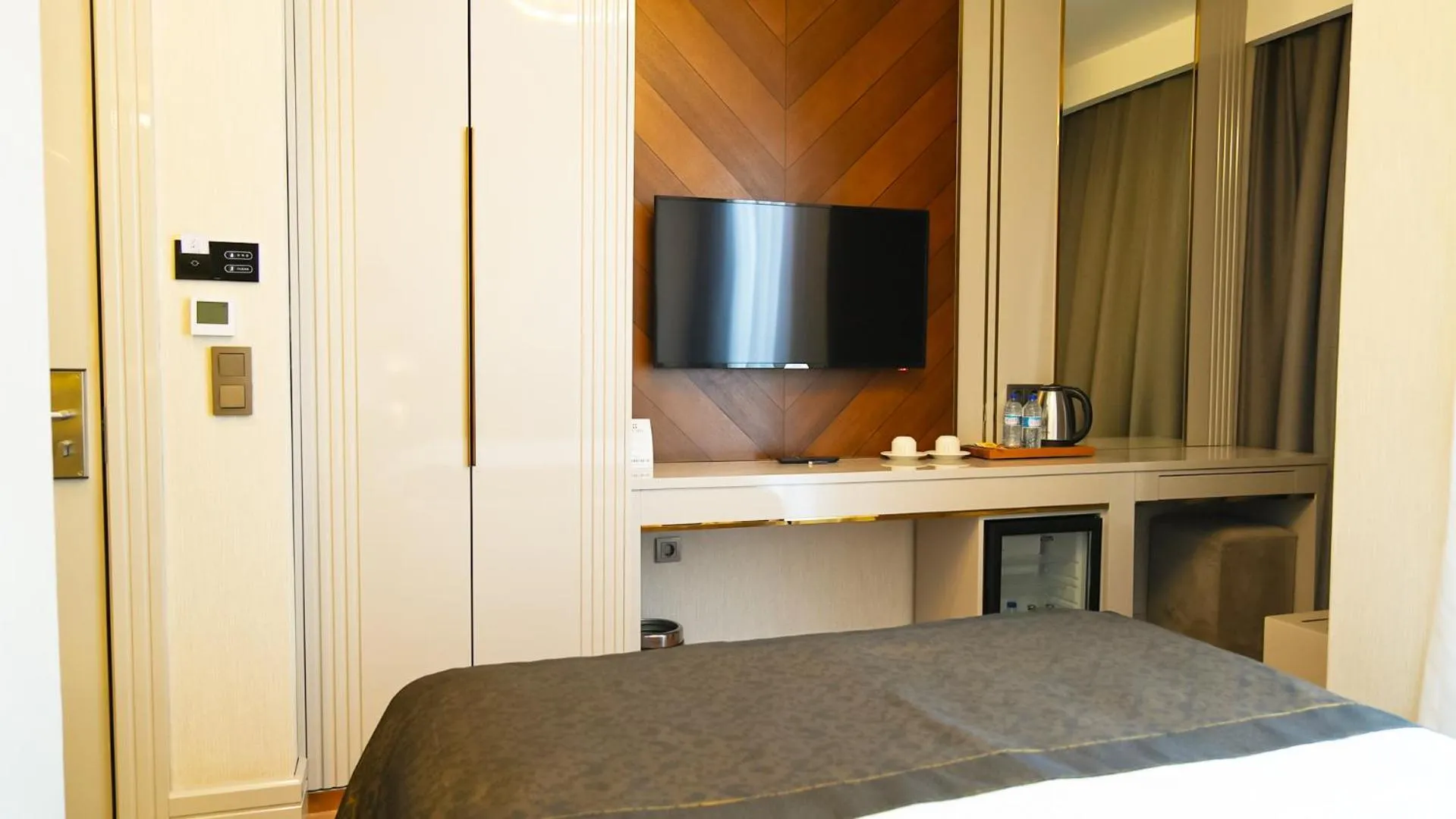 Bed in Sky Hill Hotel