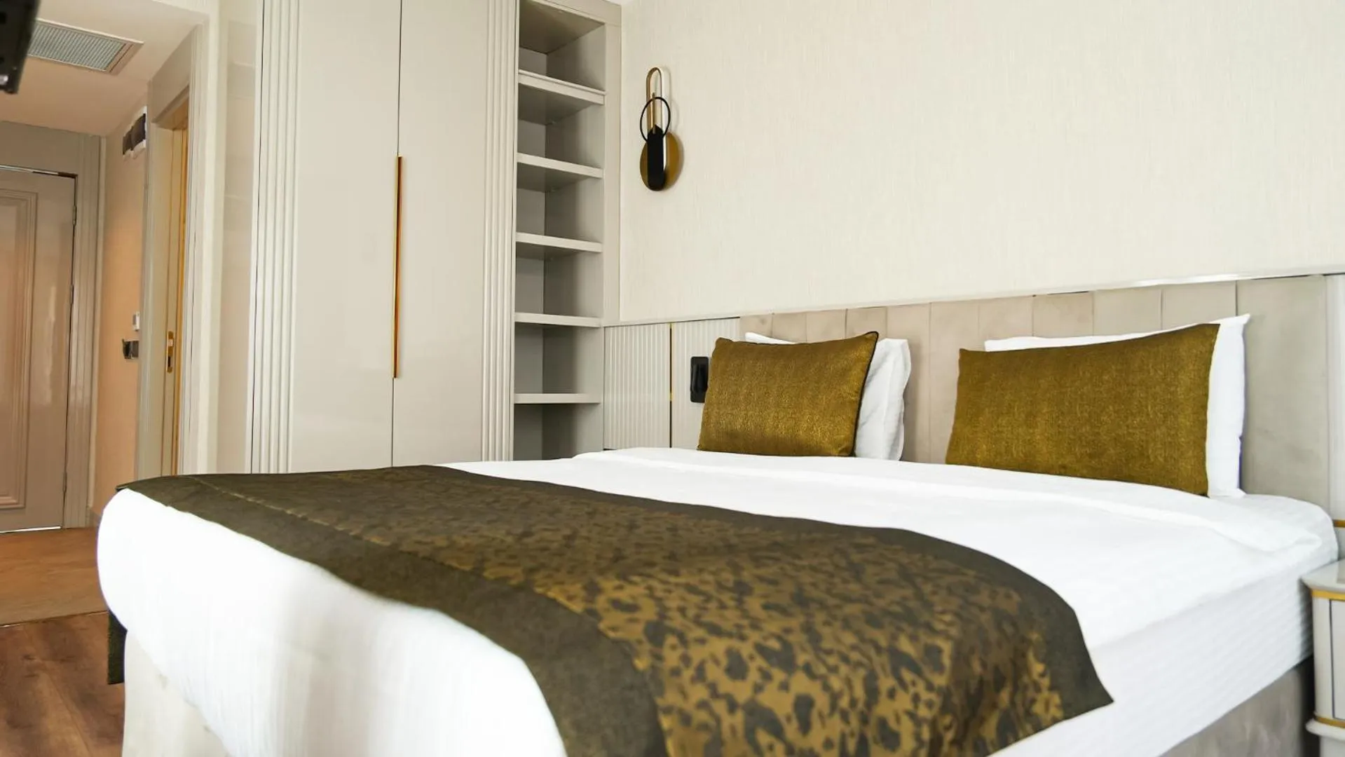 Bed in Sky Hill Hotel