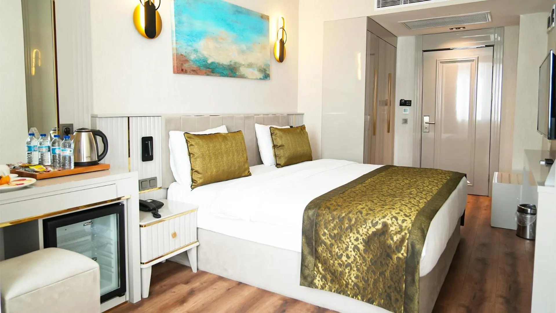 Bed in Sky Hill Hotel