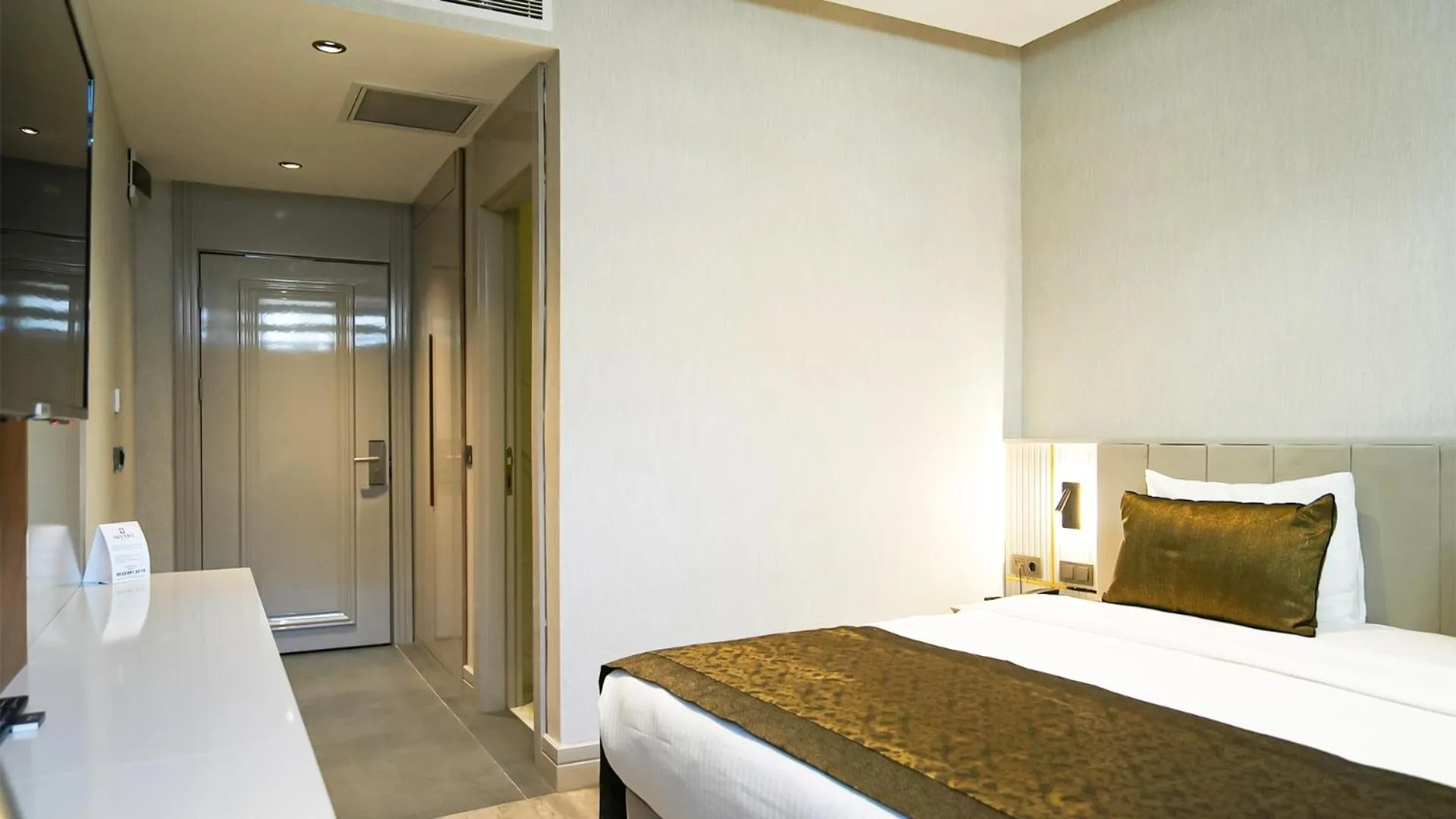 Bed in Sky Hill Hotel