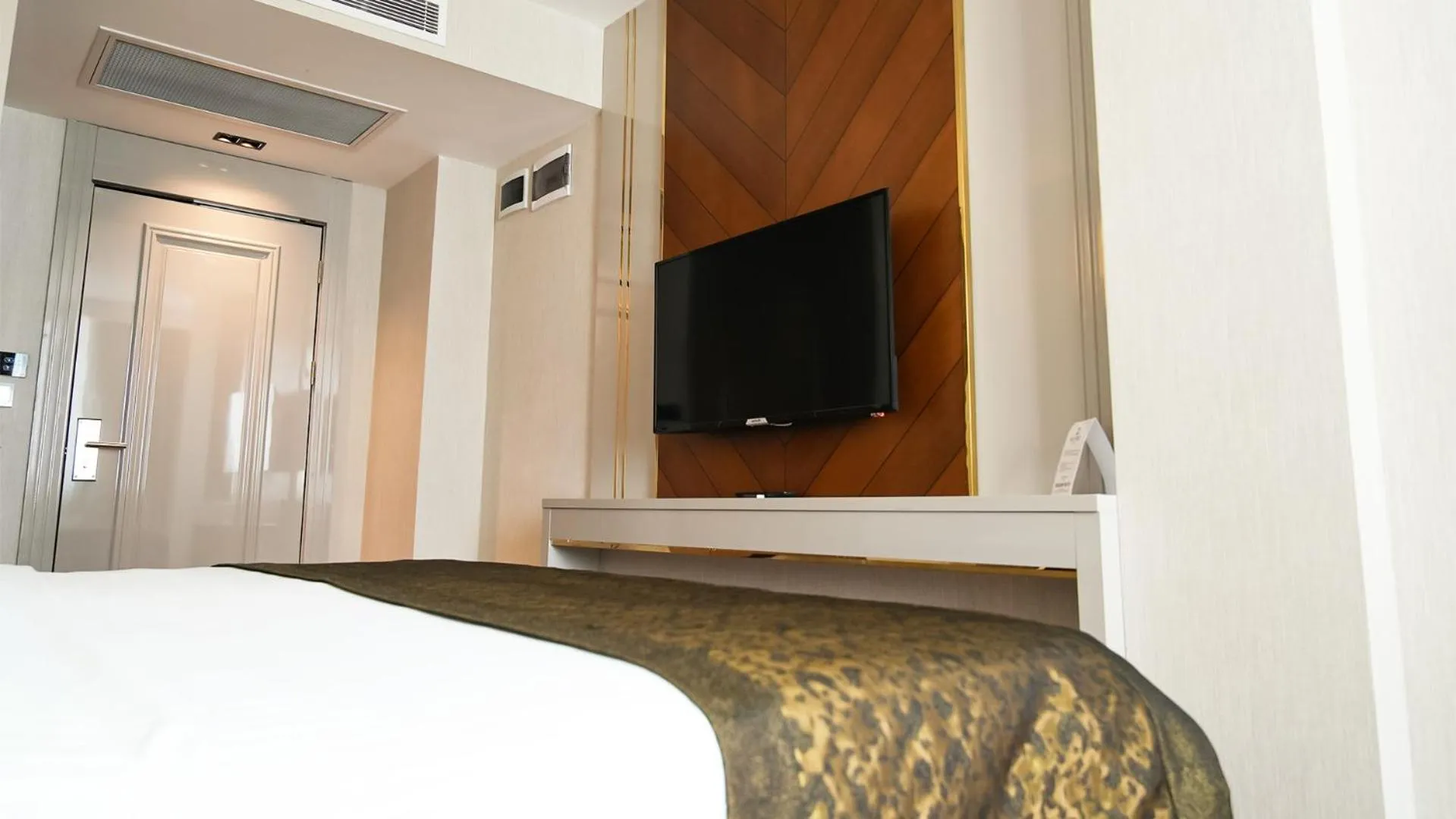 Bed in Sky Hill Hotel