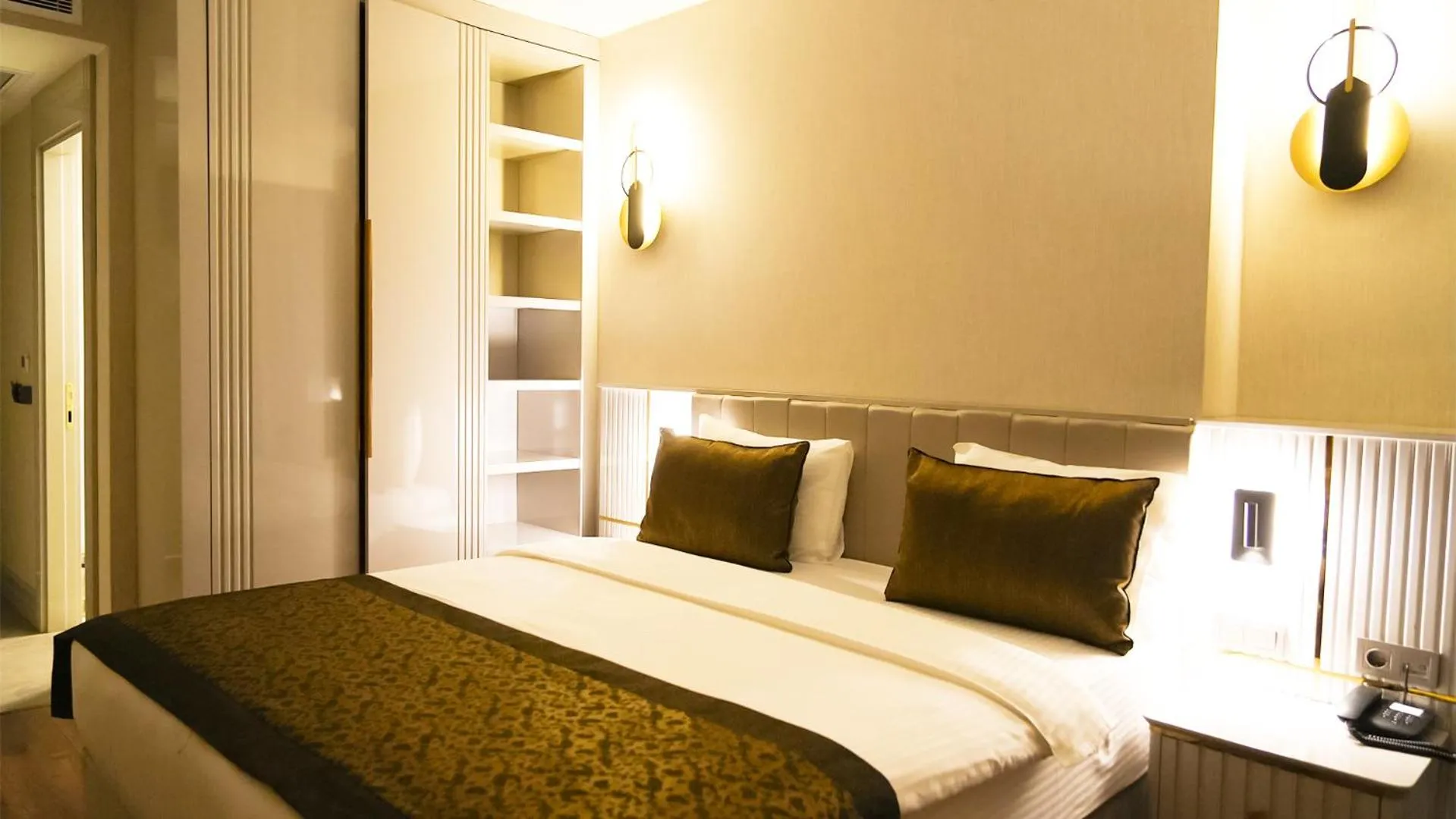 Bed in Sky Hill Hotel