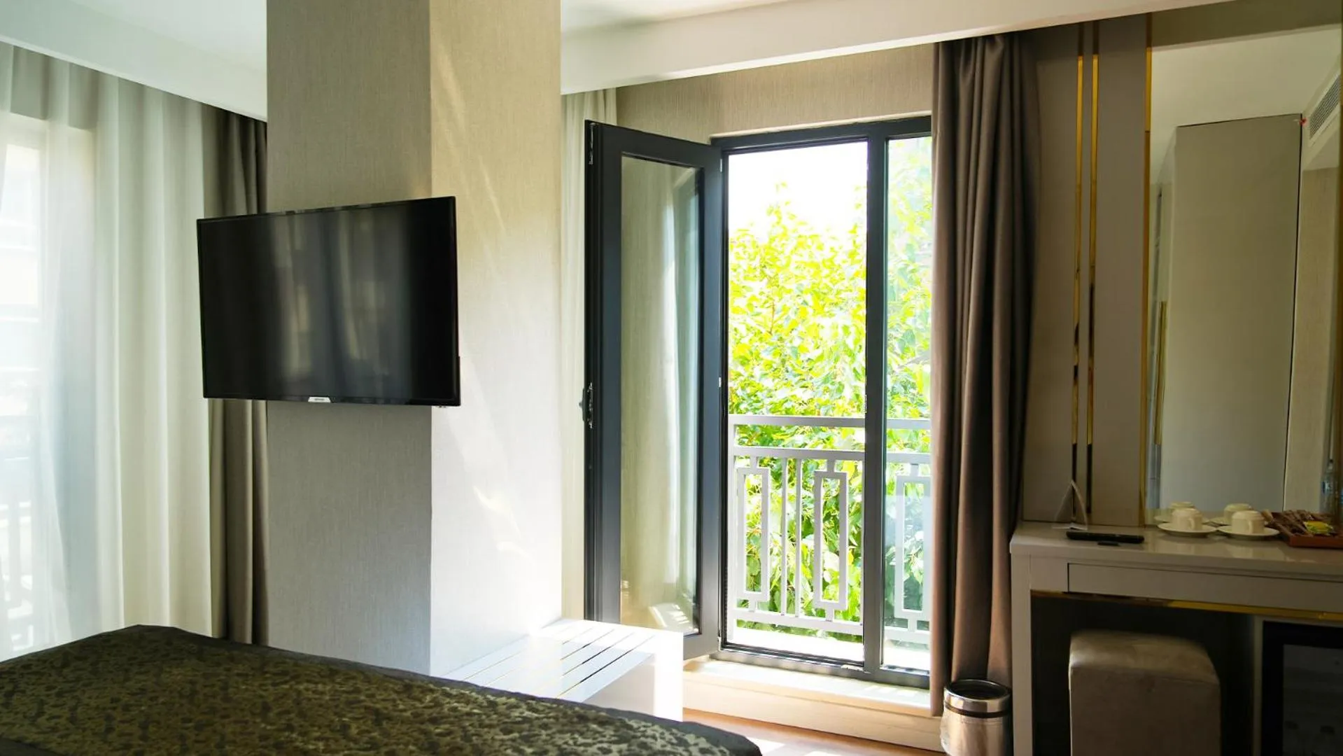 Bed in Sky Hill Hotel